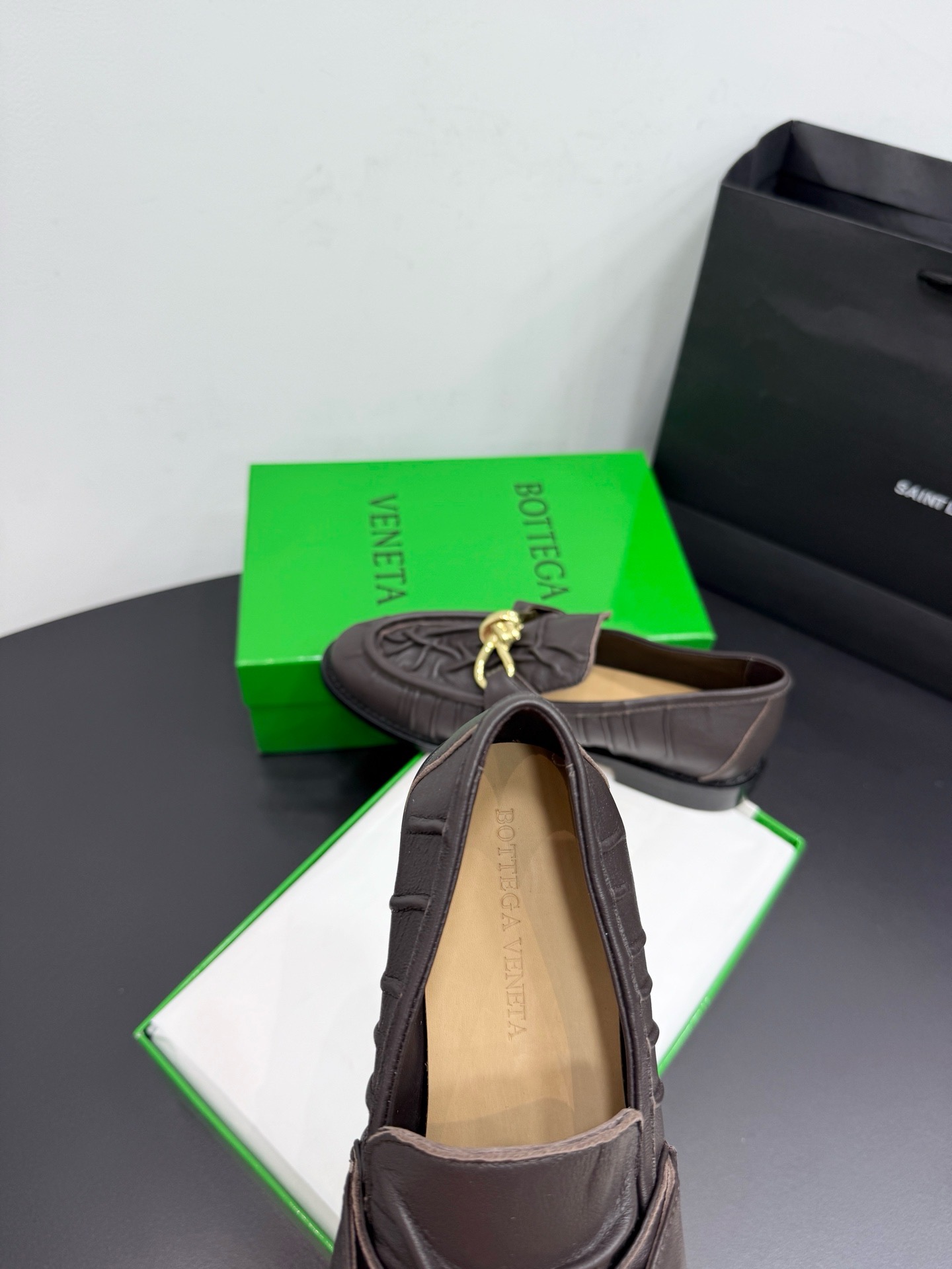 Лоферы женские Bottega Veneta Astaire с металлическим декором коричневого цвета
