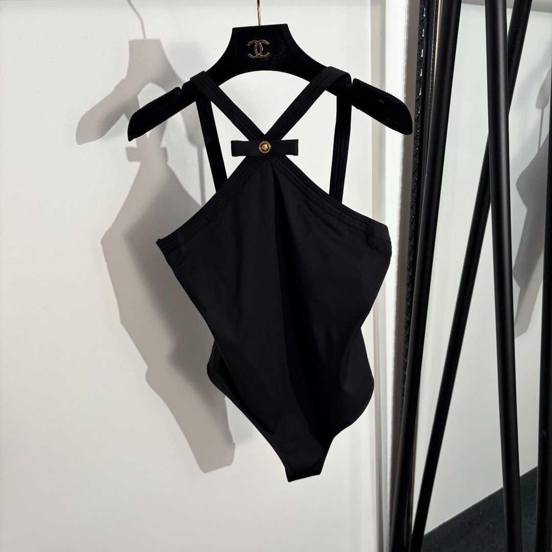 Купальник женский в стиле Versace слитный чёрного цвета с декоративной фурнитурой