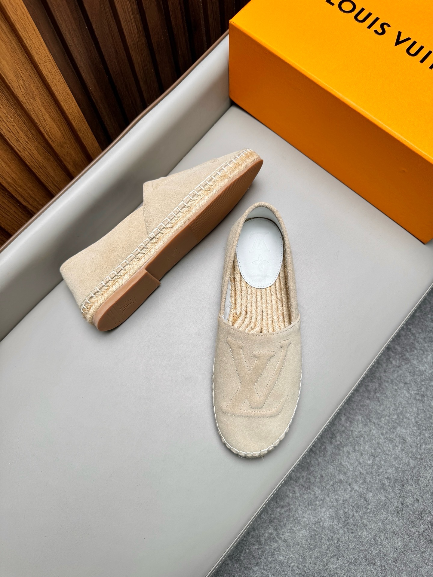 Эспадрильи мужские в стиле Louis Vuitton из натуральной замши светло-бежевого цвета