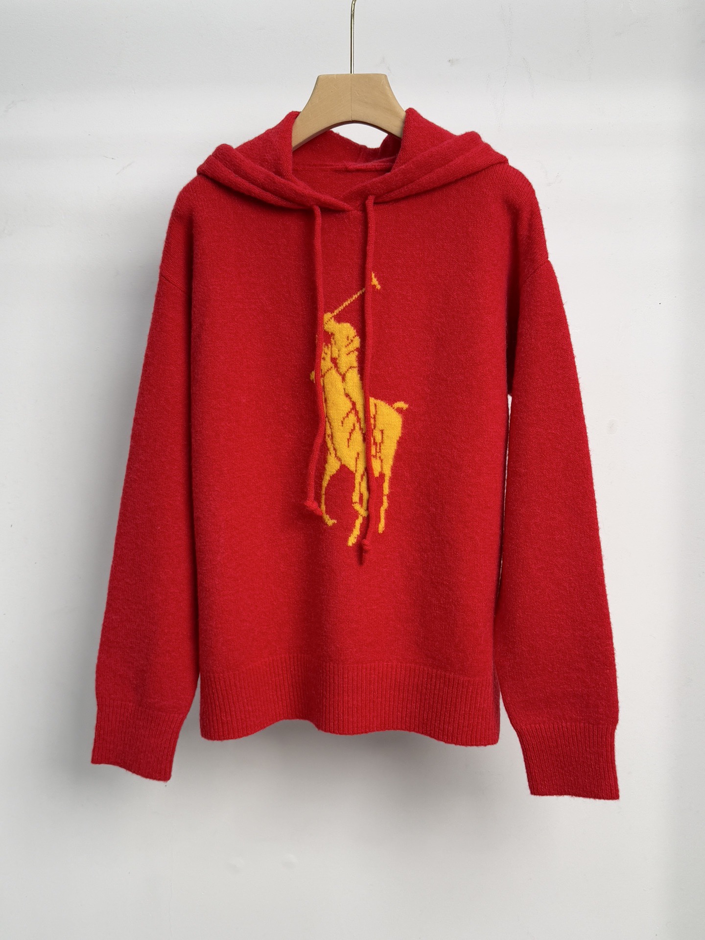 Худи унисекс в стиле Polo Ralph Lauren красного и тёмно-синего цвета с вязаным логотипом