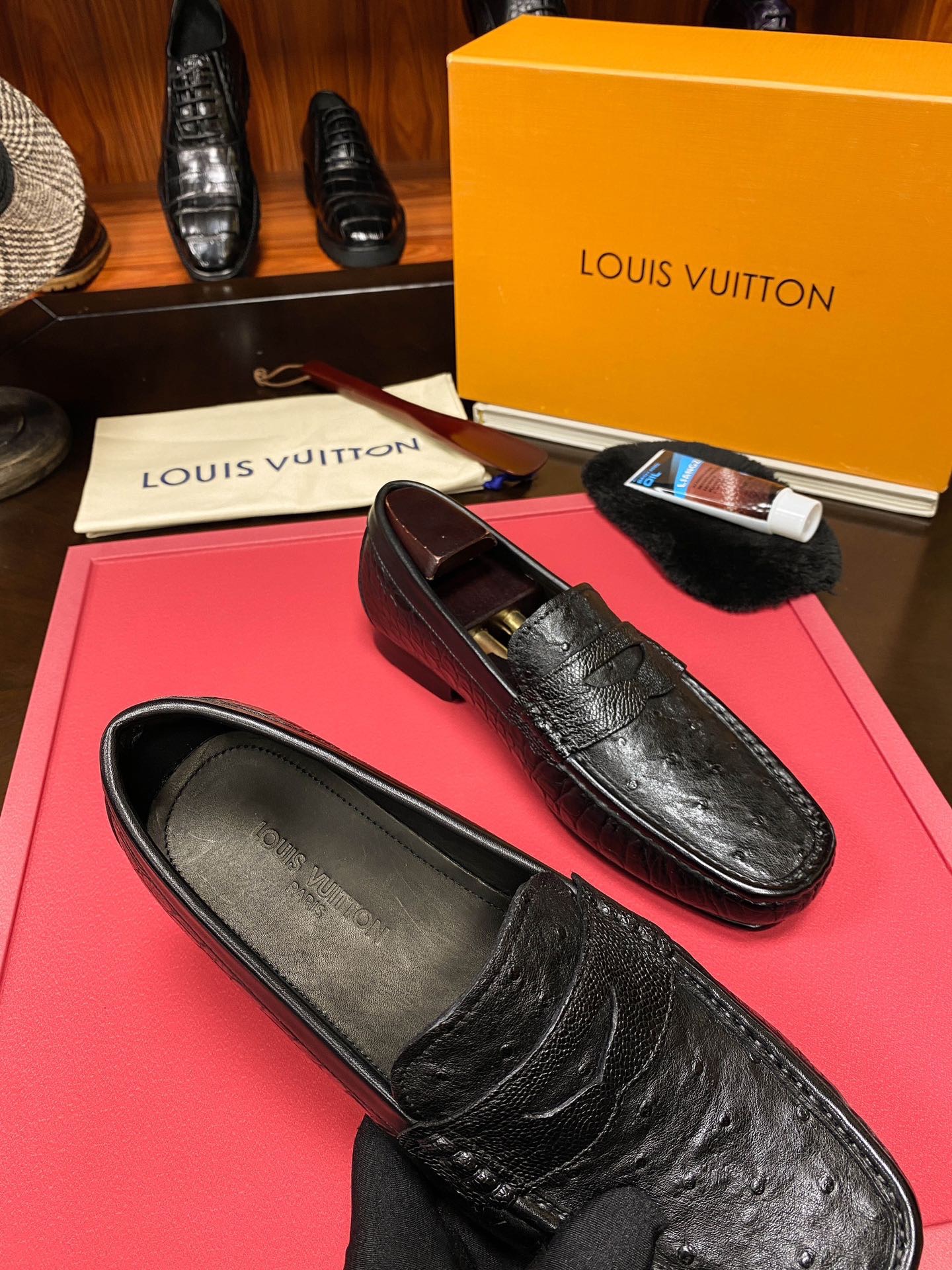 Лоферы мужские в стиле Louis Vuitton из кожи крокодила и натуральной кожи черного цвета
