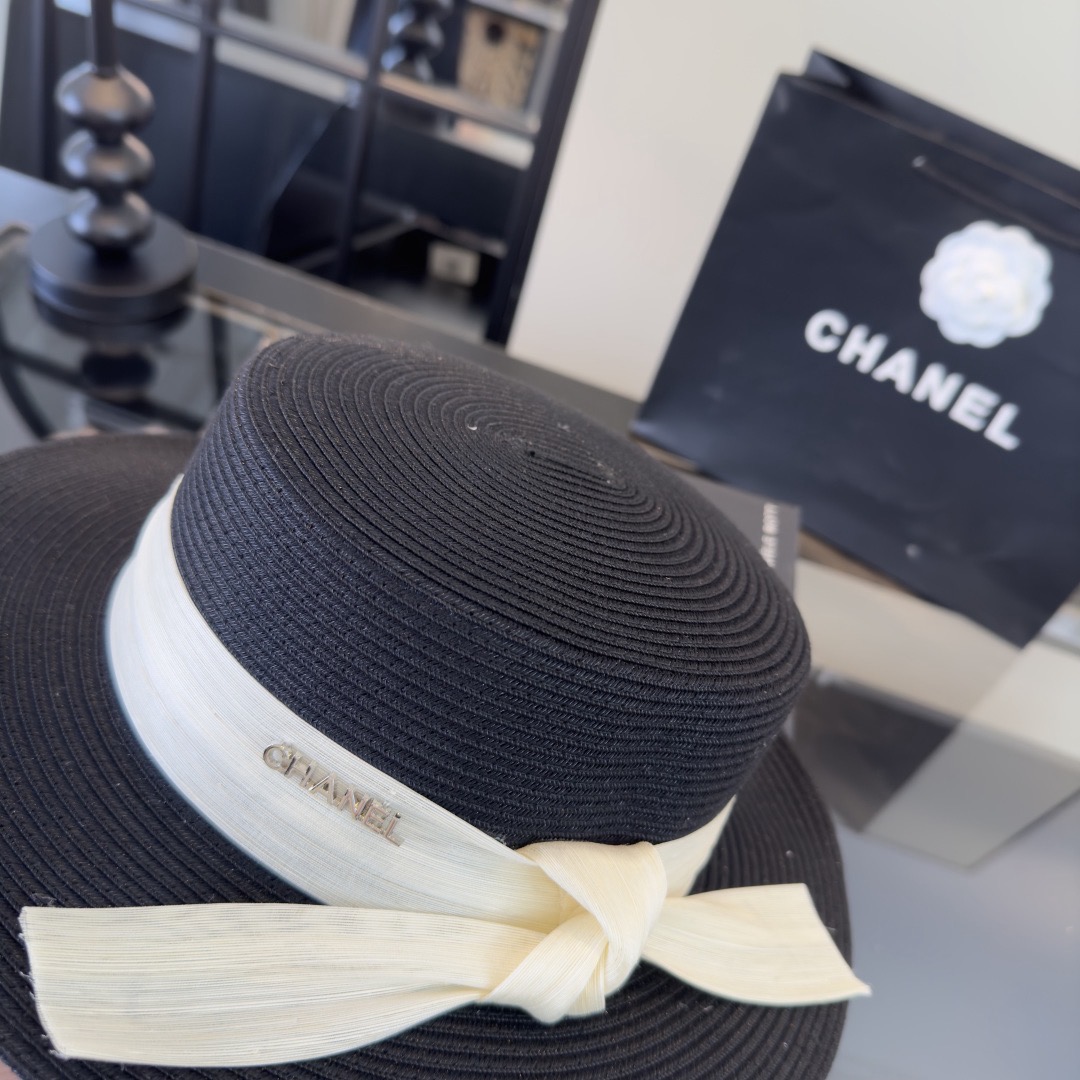 Шляпа женская в стиле Chanel чёрного цвета с лентой и бантом