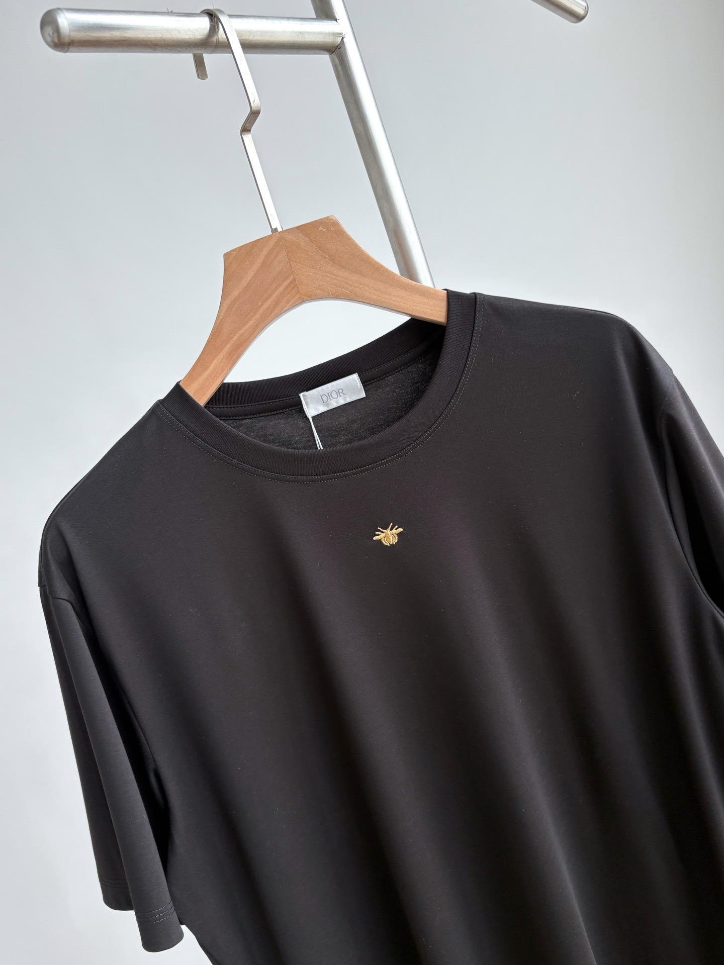Футболка унисекс в стиле Dior из хлопка чёрного цвета с вышивкой пчелы