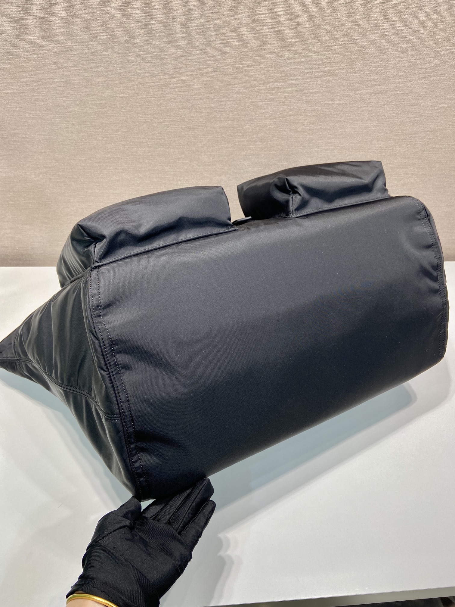 Сумка дорожная унисекс в стиле Prada Re-Nylon чёрного цвета с регулируемыми ручками