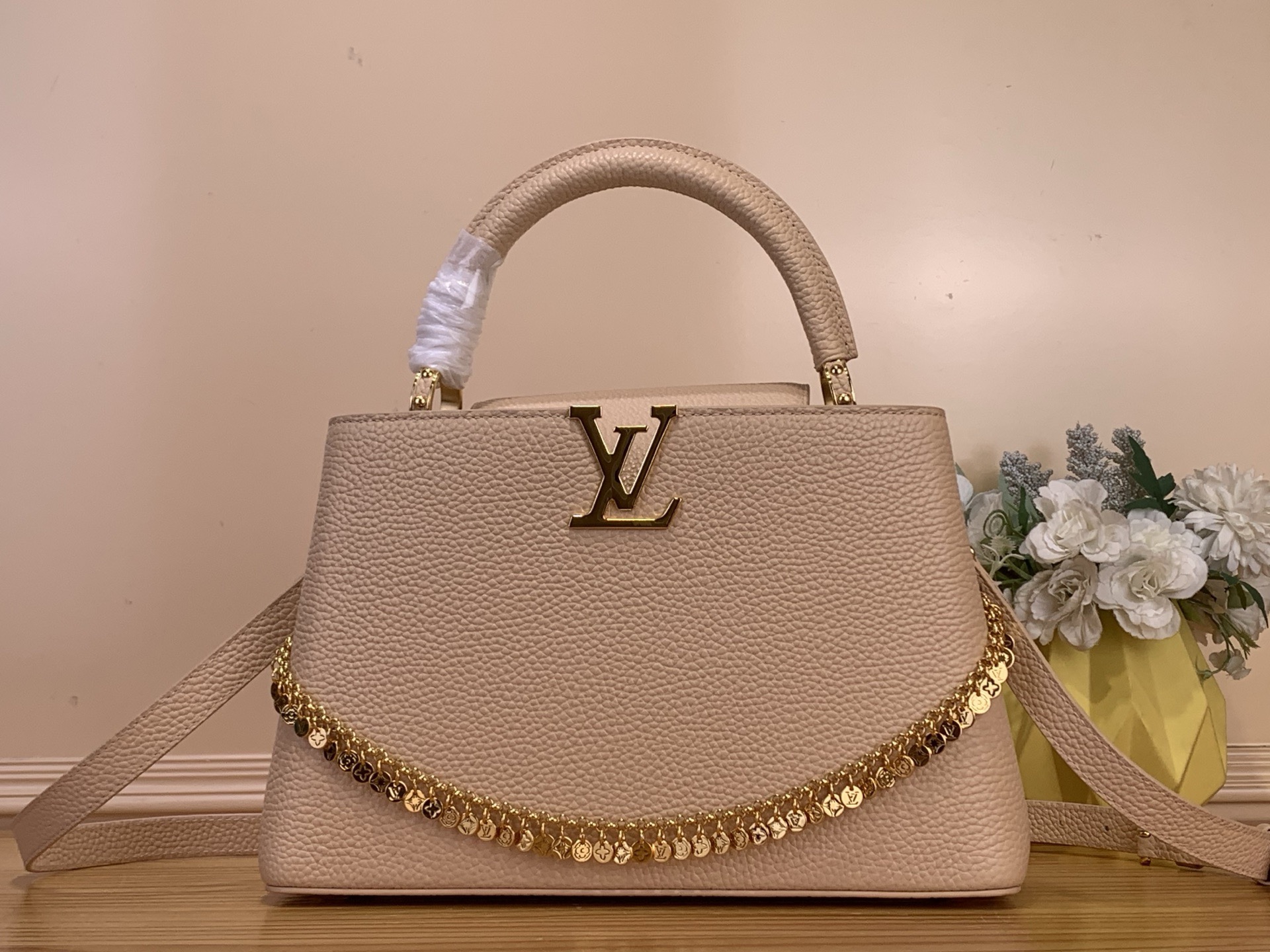 Сумка женская в стиле Louis Vuitton Capucines MM Confetti с декоративной цепочкой