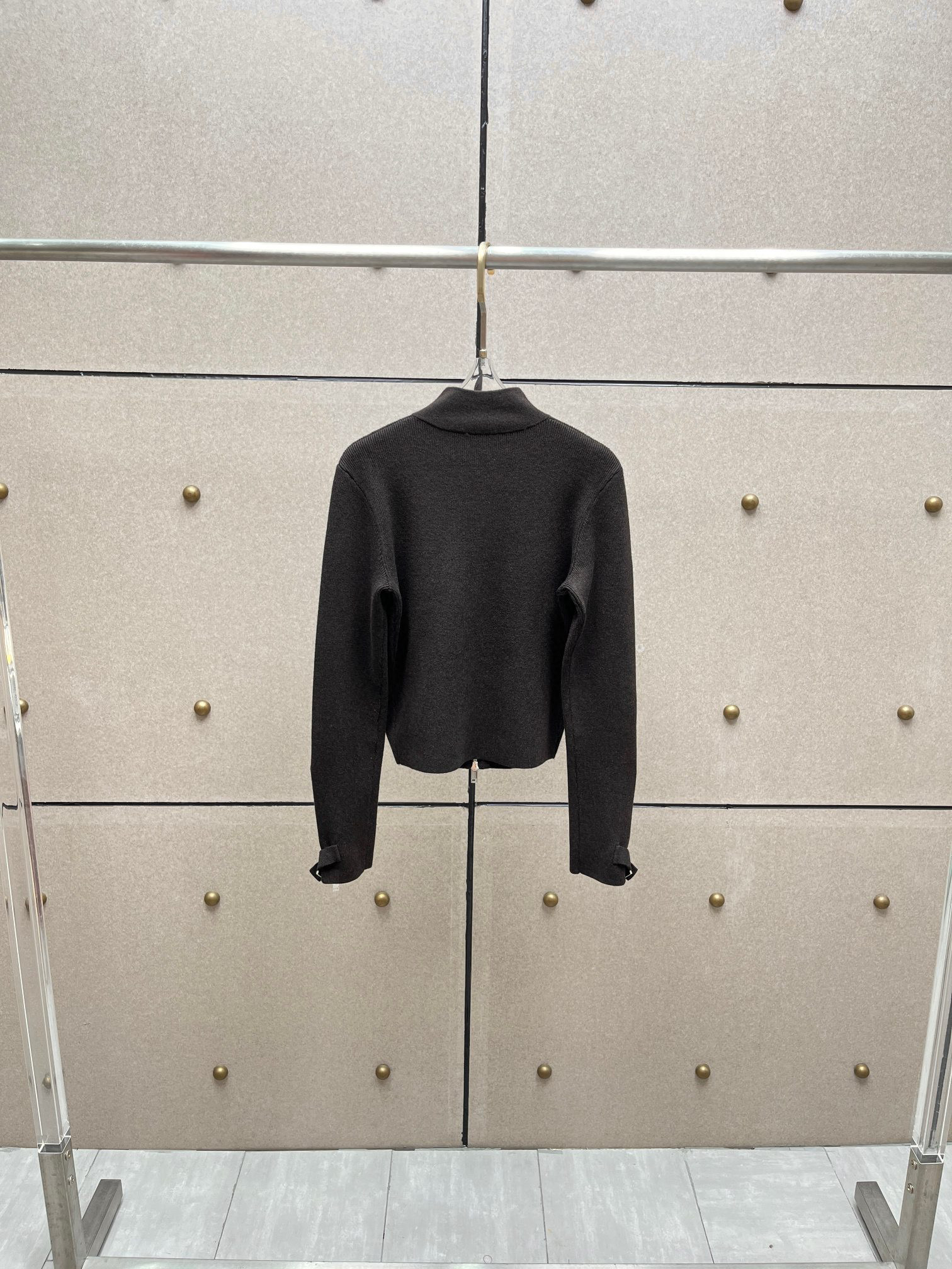 Кофта женская на молнии в стиле Magda Butrym из шерстяного трикотажа  чёрного цвета с металлической фурнитурой