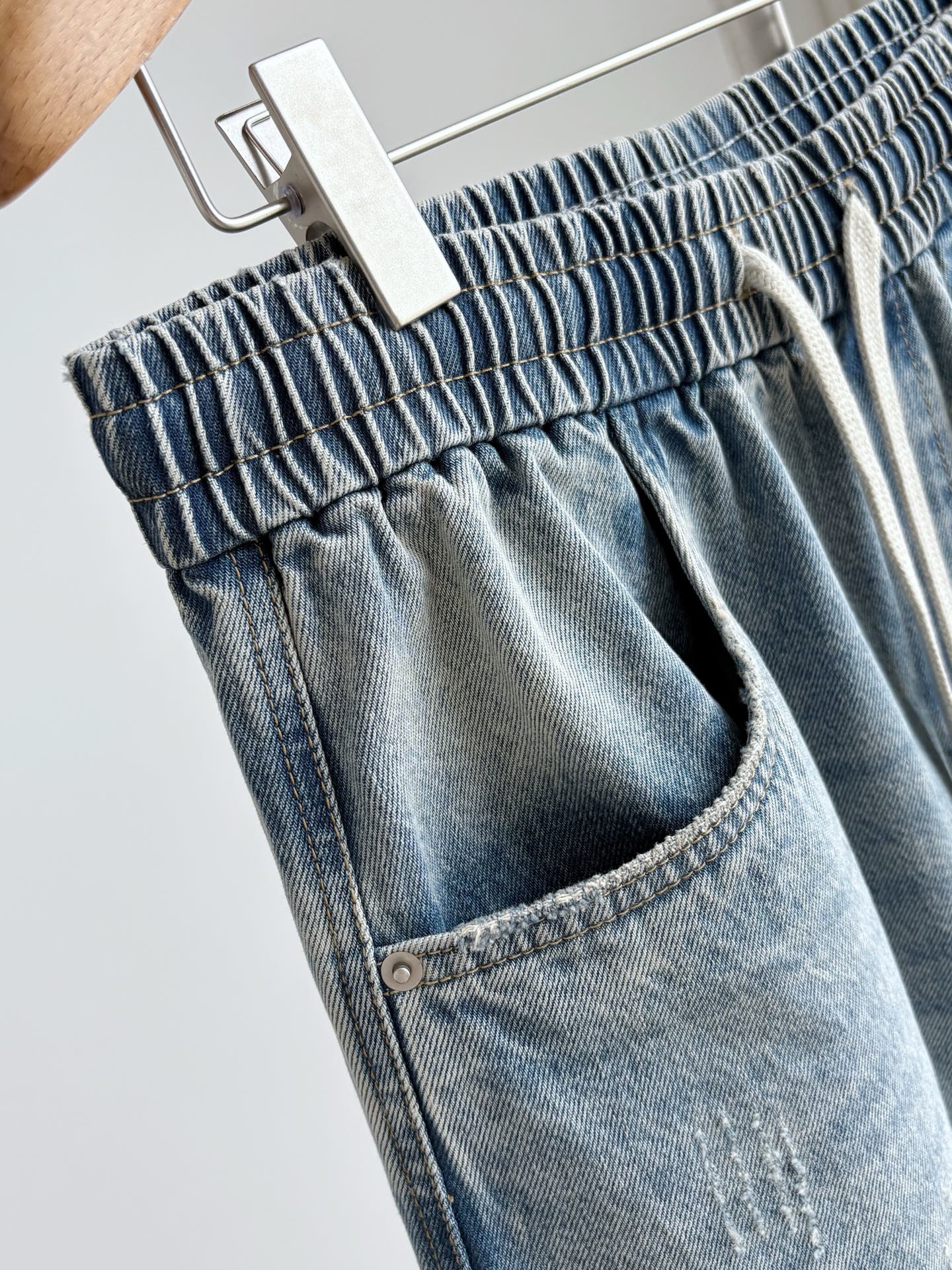 Джинсы мужские в стиле Bottega Veneta из денима синего цвета свободного кроя