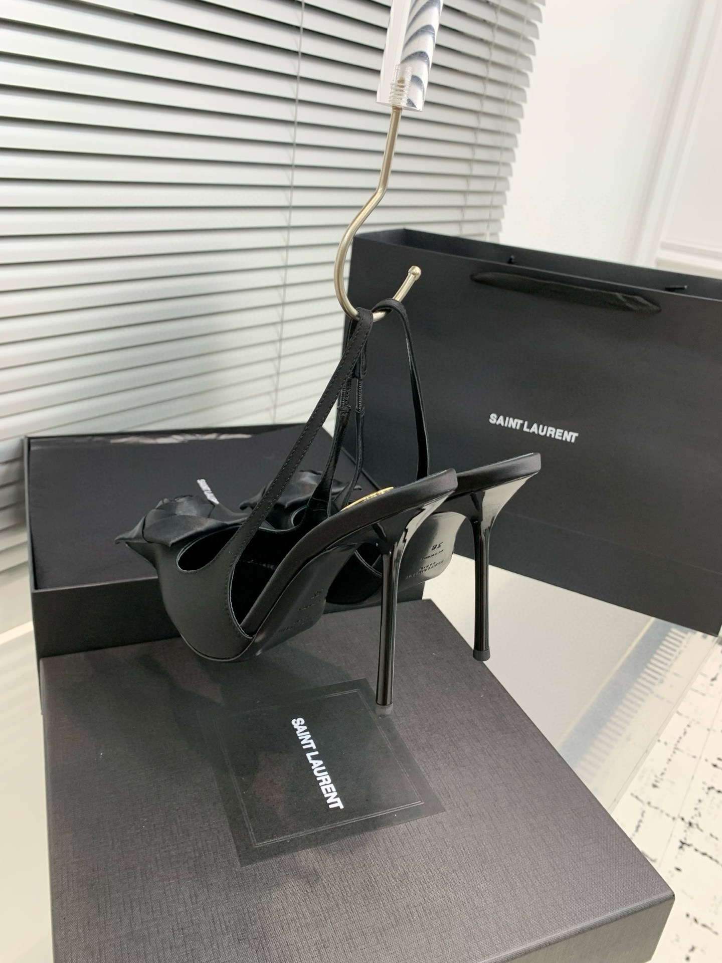 Туфли женские в стиле Saint Laurent с цветком slingback чёрного цвета