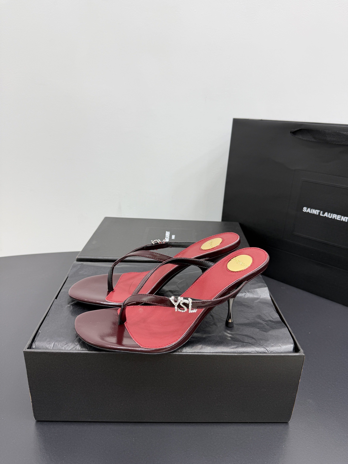 Босоножки женские в стиле Saint Laurent YSL красного цвета