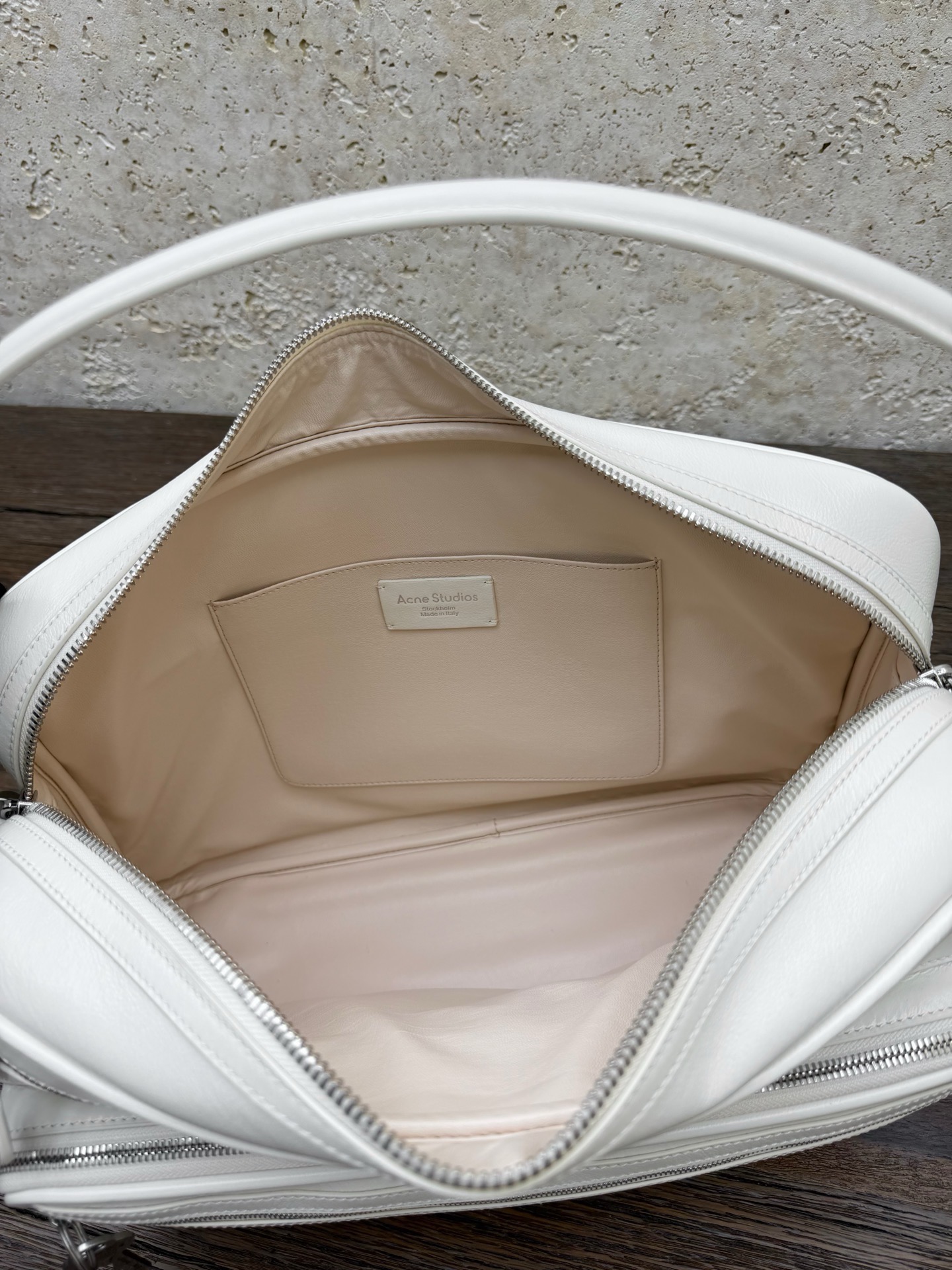 Сумка женская Acne Studios Camera Bag белого цвета