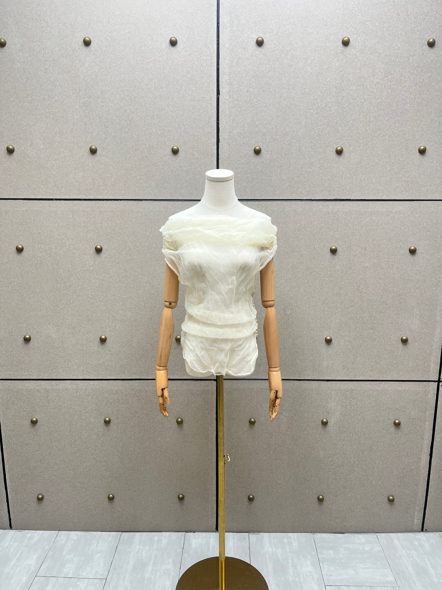 Комплект женский из органзы молочного цвета: топ с драпировкой и юбка миди с плиссировкой