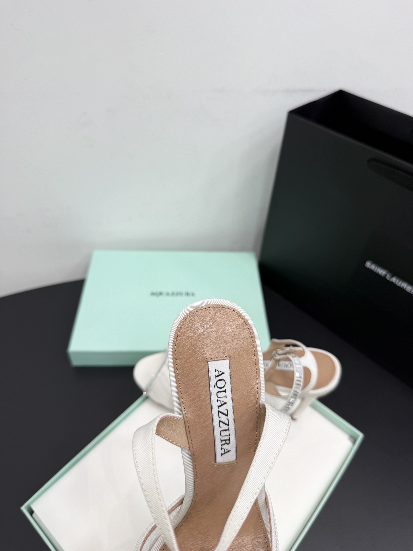 Босоножки женские Aquazzura белого цвета