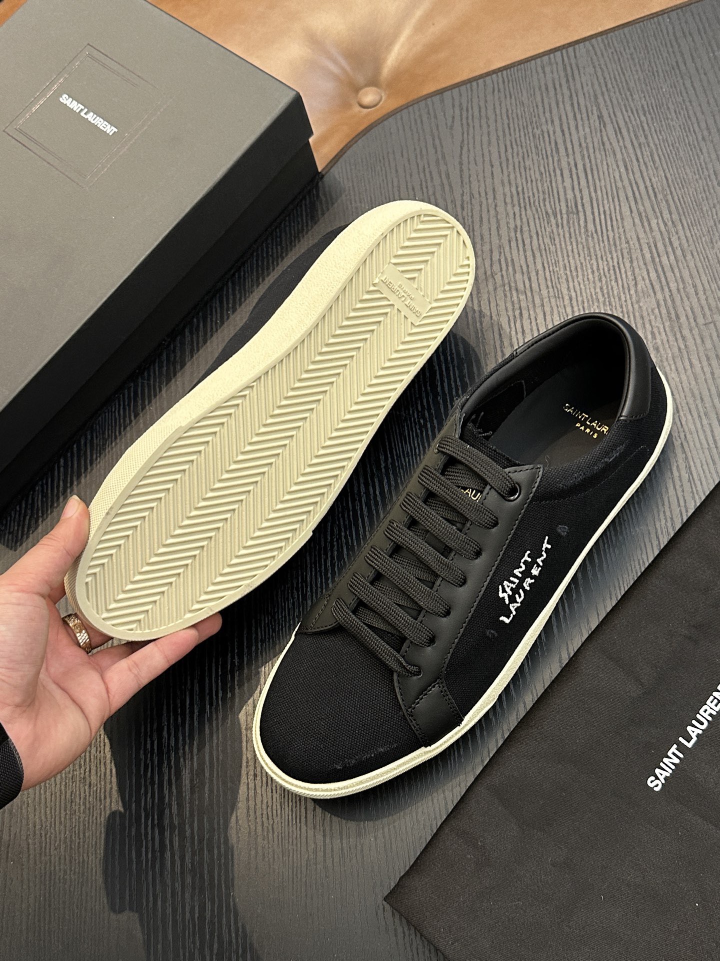 Кроссовки мужские в стиле Saint Laurent SL/61 из натуральной кожи и текстиля чёрного цвета со светлой подошвой