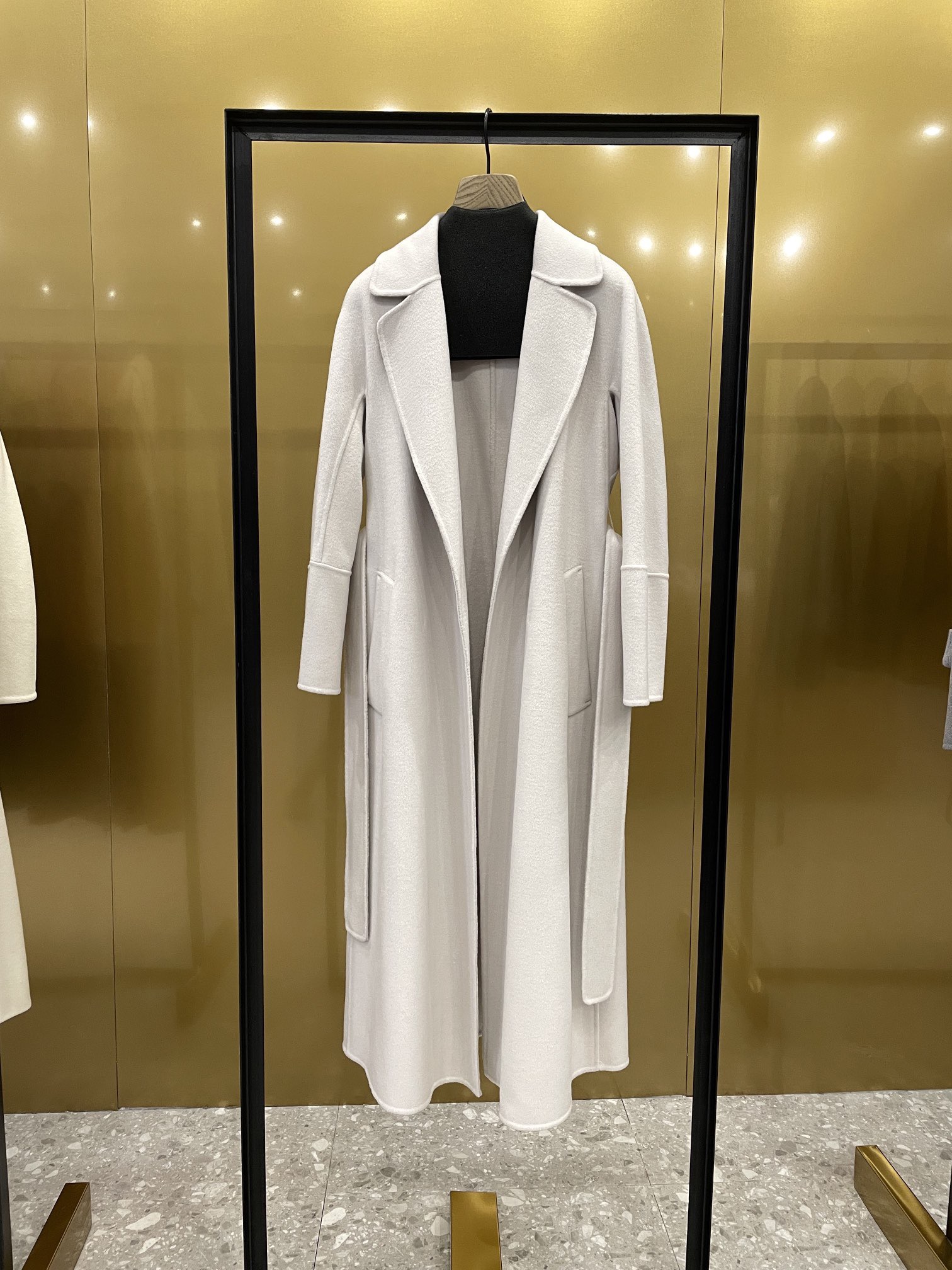 Пальто женское в стиле Max Mara Elisa молочного цвета с поясом