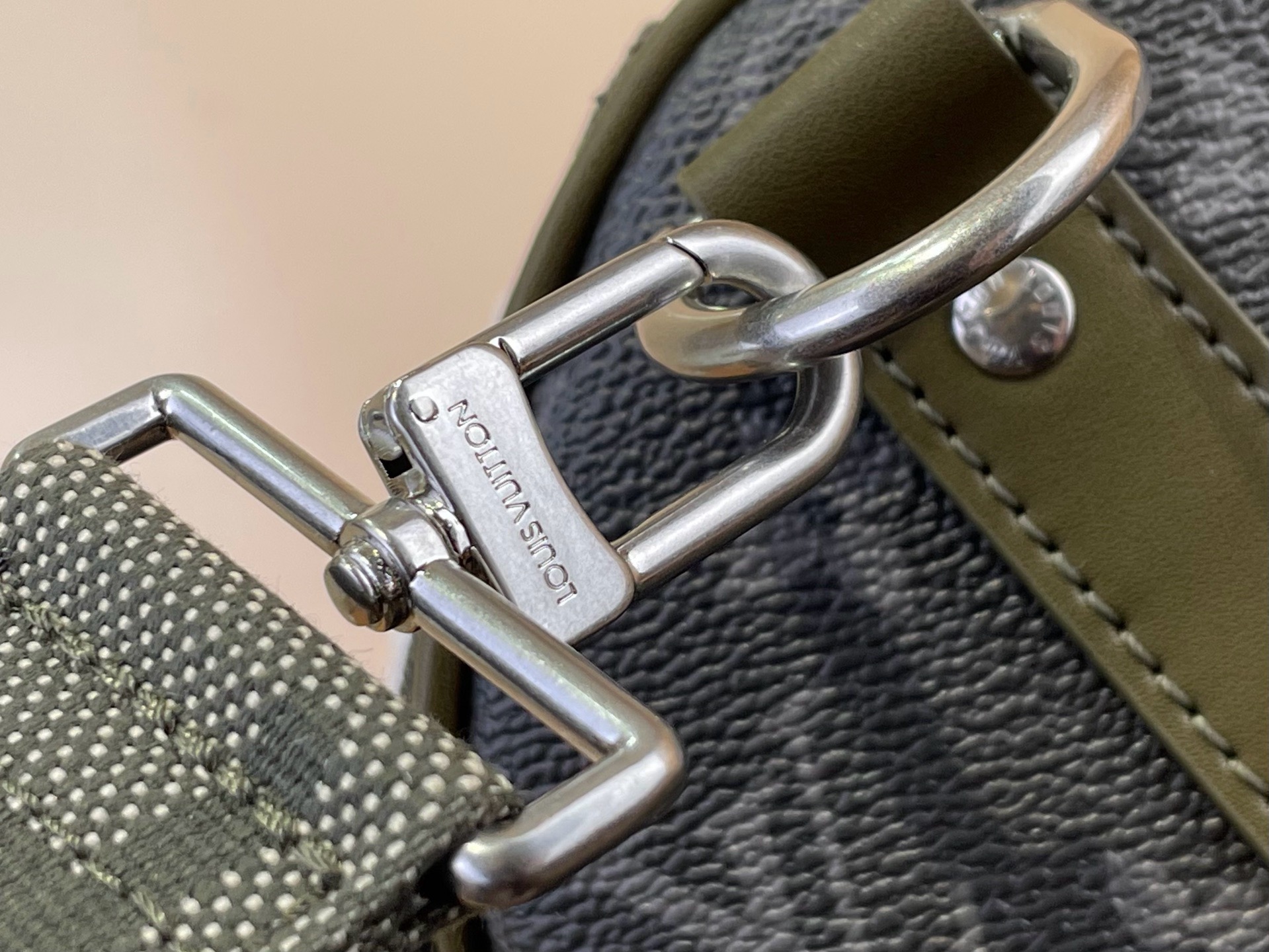 Сумка дорожная мужская Louis Vuitton Keepall Bandoulière 45 чёрно-зелёного цвета