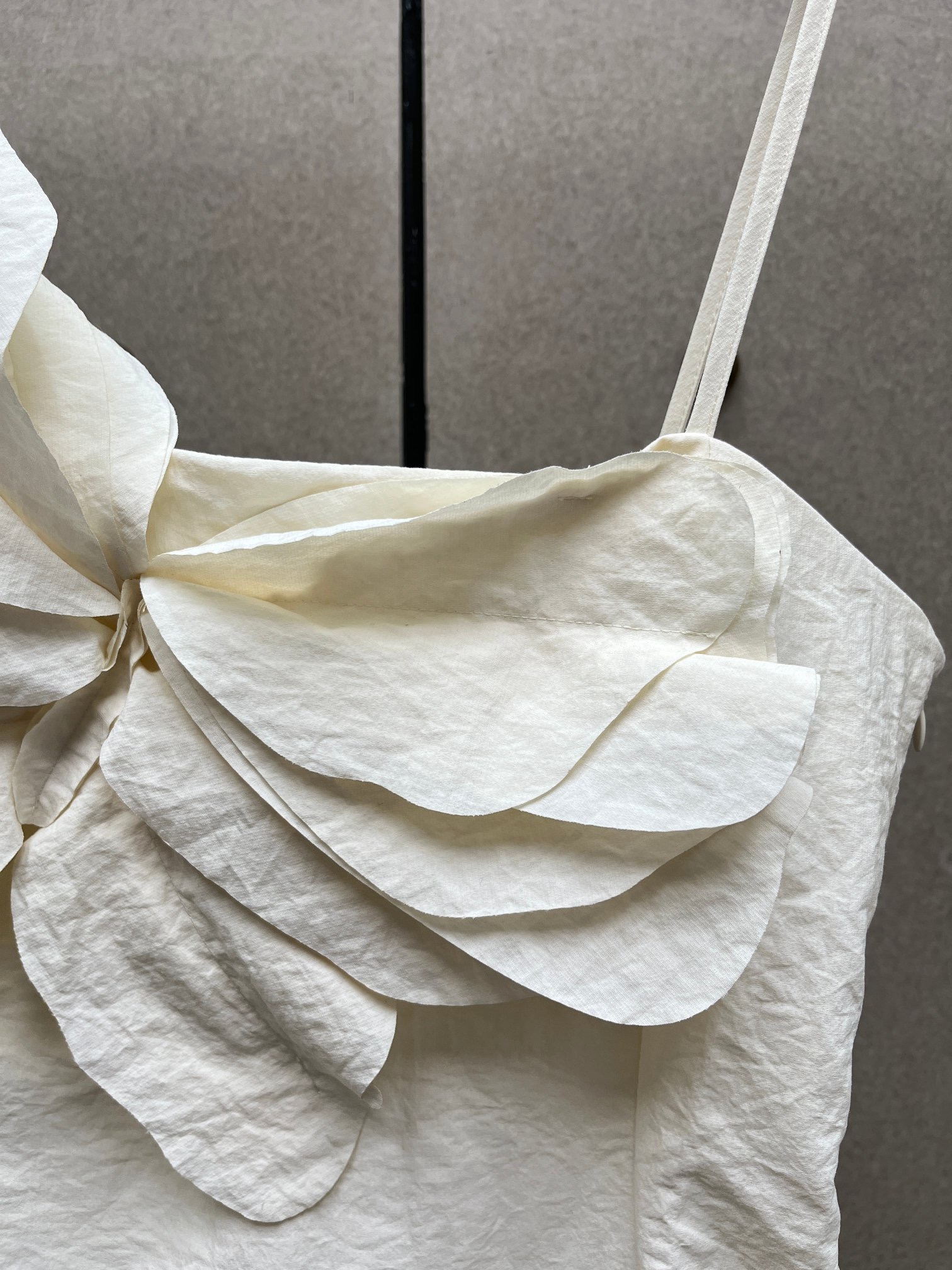 Платье женское в стиле Self-Portrait молочного цвета с объёмным цветочным декором на бретелях