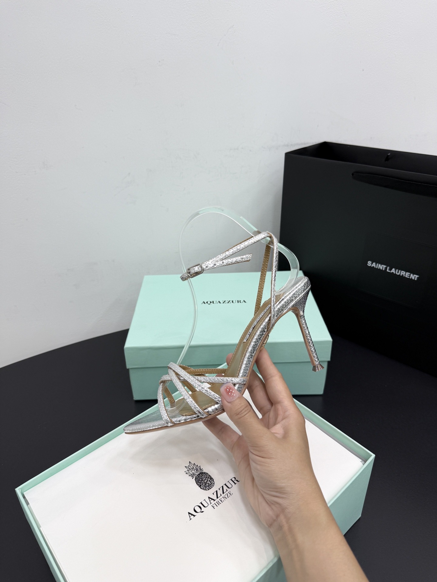 Босоножки женские Aquazzura серебристого цвета