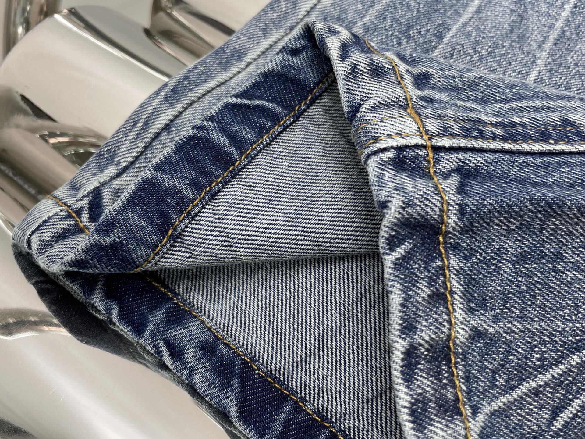 Джинсы женские в стиле Miu Miu из денима голубого цвета прямого кроя с вышивкой