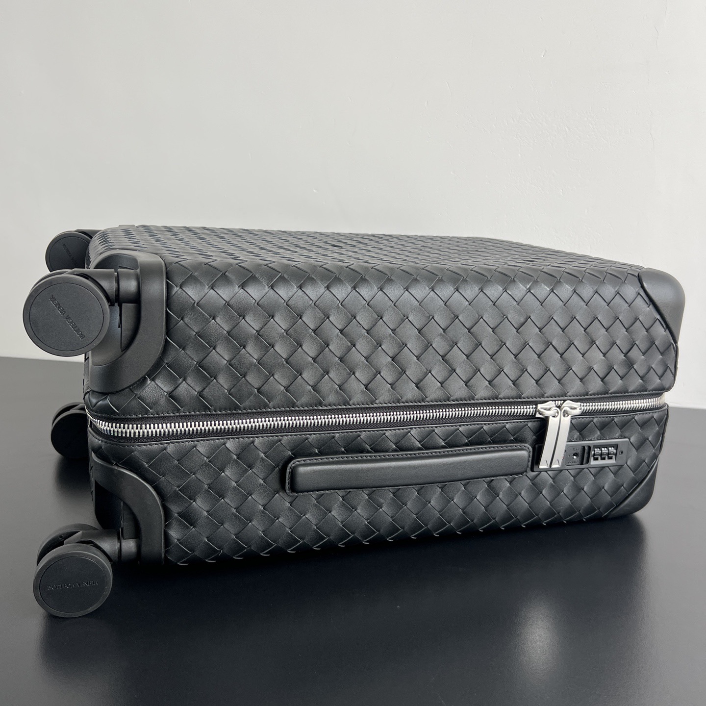 Чемодан для ручной клади в стиле Bottega Veneta из плетёной натуральной кожи чёрного цвета