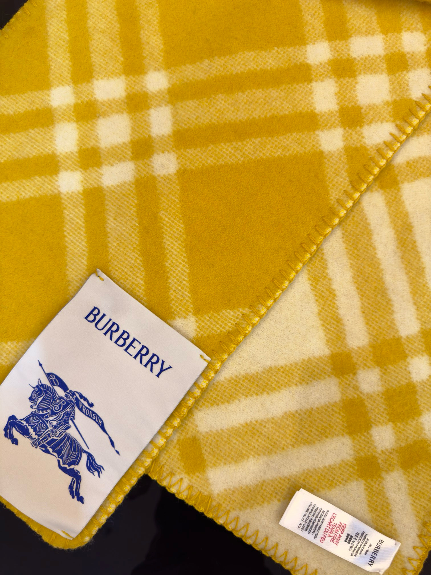Шарф унисекс в стиле Burberry двусторонний из мягкой шерсти с диагональной клеткой жёлтого  цвета