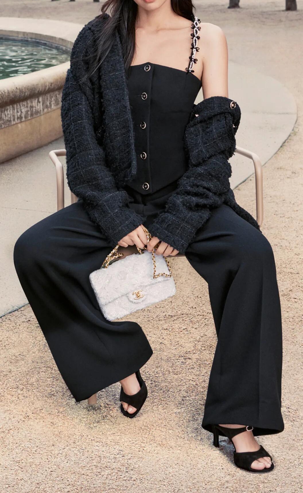 Топ-корсет женский в стиле Chanel с жемчужной отделкой и декоративными бретелями чёрного цвета