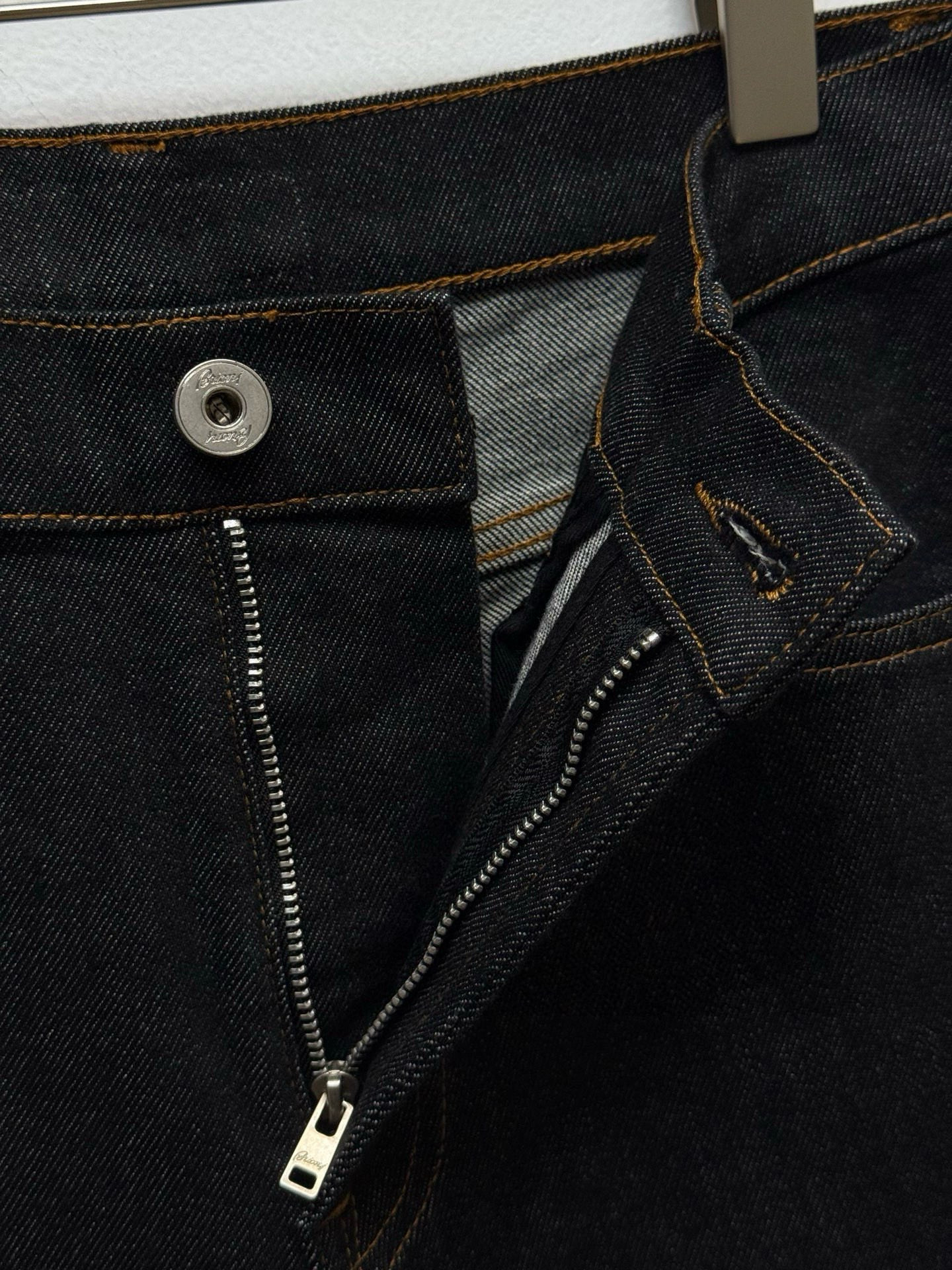 Джинсы мужские в стиле Brioni Bri из плотного хлопкового денима тёмно-синего цвета