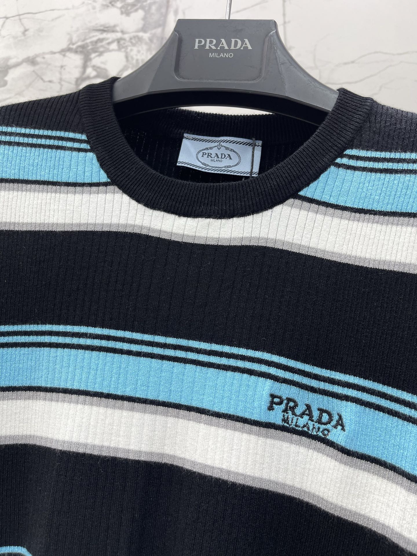 Футболка женская в стиле Prada вязаная в полоску с коротким рукавом черного цвета