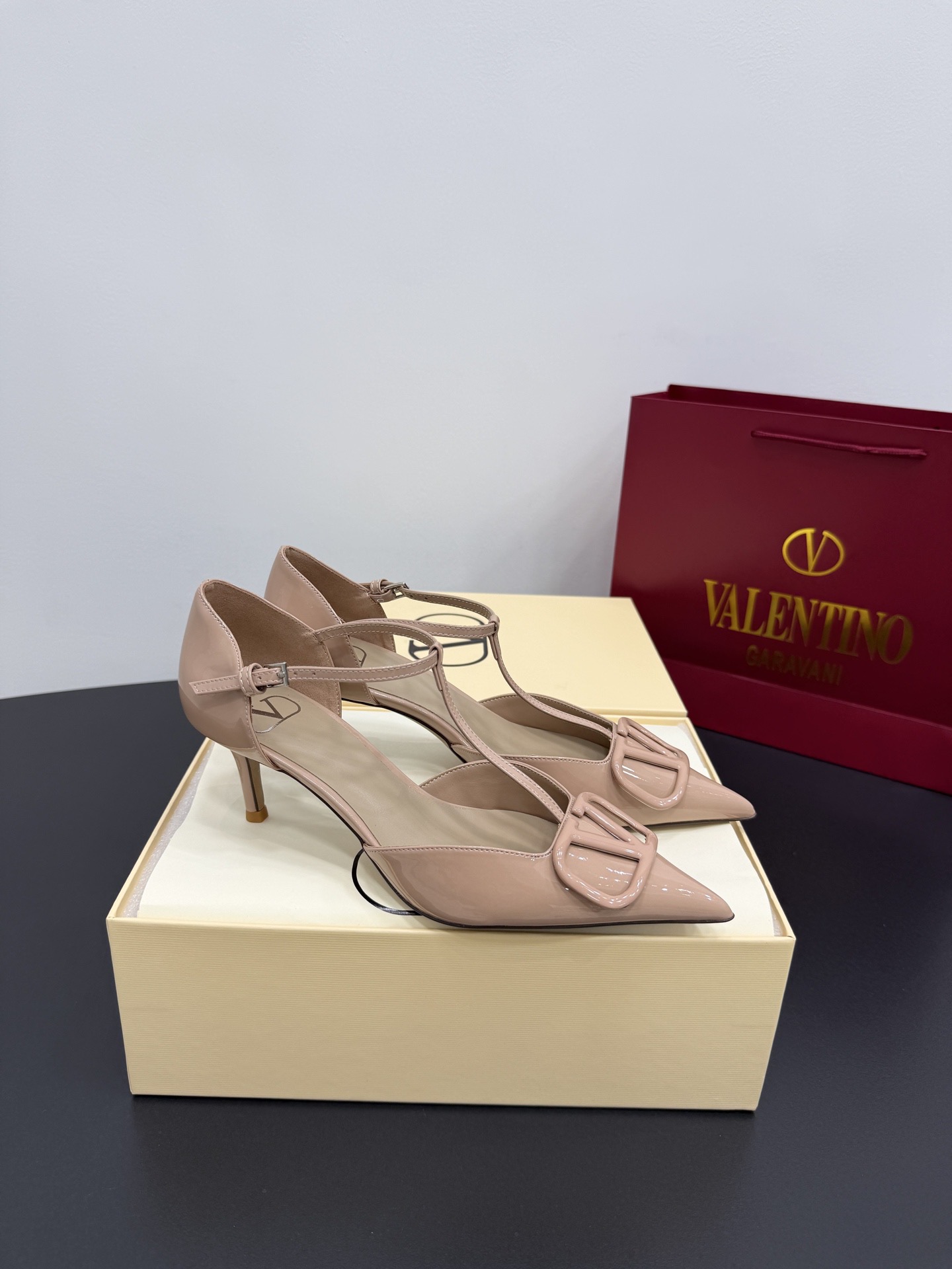 Туфли женские в стиле Valentino VLogo из лаковой натуральной кожи бежевого цвета