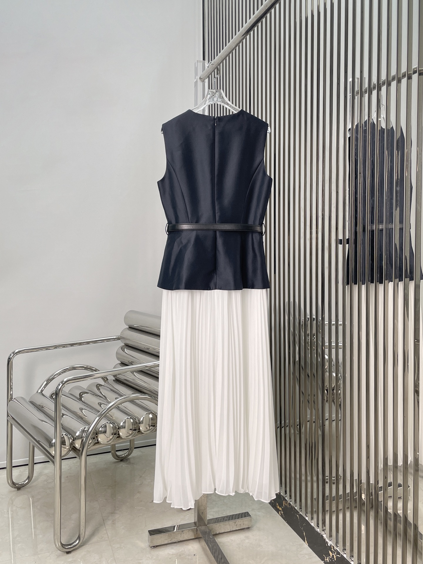 Платье женское в стиле Self-Portrait комбинированное с плиссированной юбкой и поясом