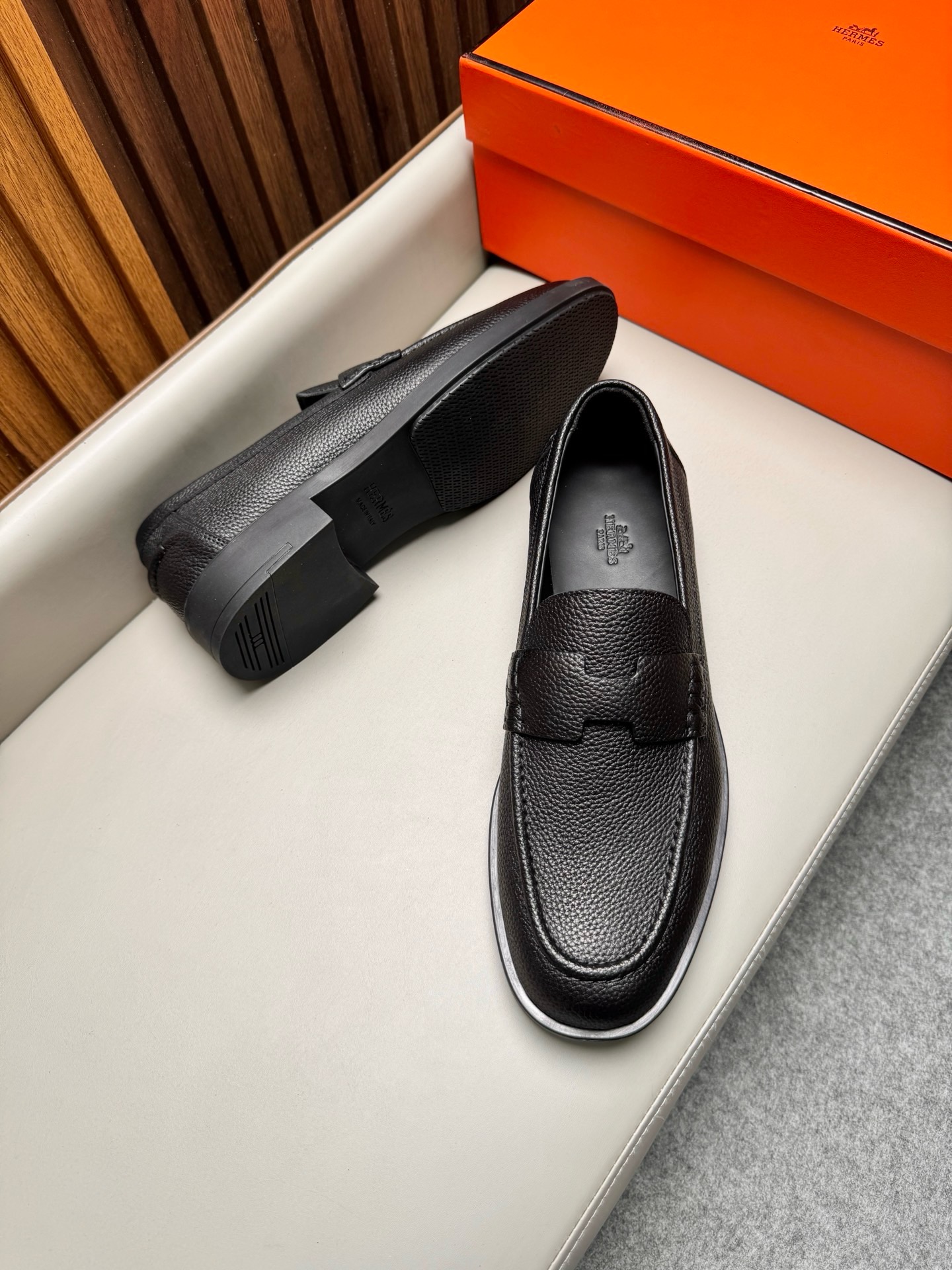 Лоферы мужские в стиле Hermes из натуральной кожи черного цвета
