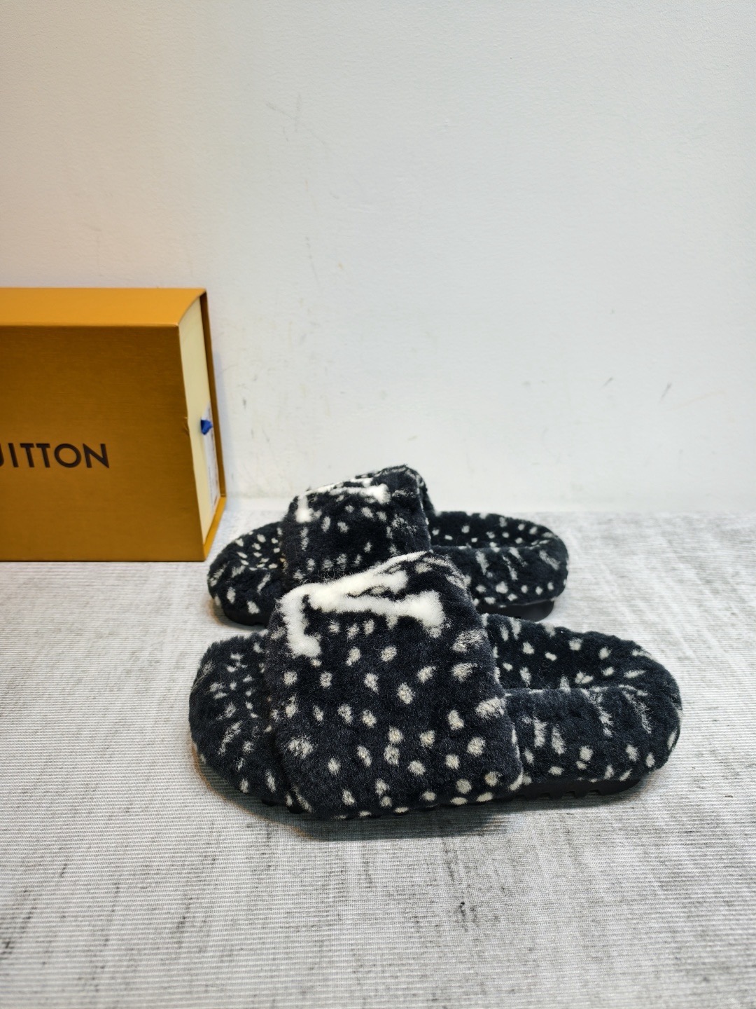 Шлепанцы женские Louis Vuitton черного цвета