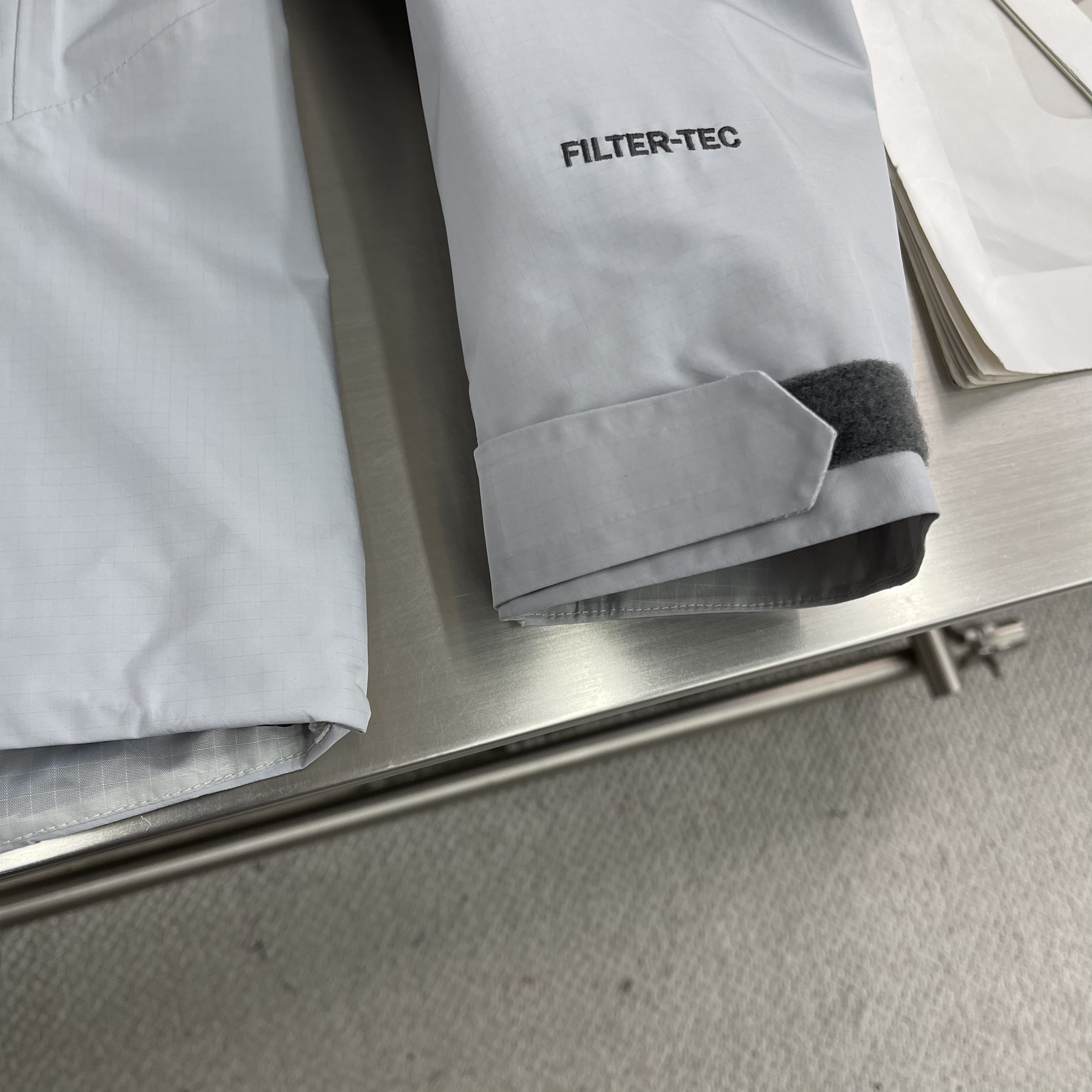 Куртка мужская Kailas softshell с капюшоном светло-серого цвета водо- и ветрозащитная