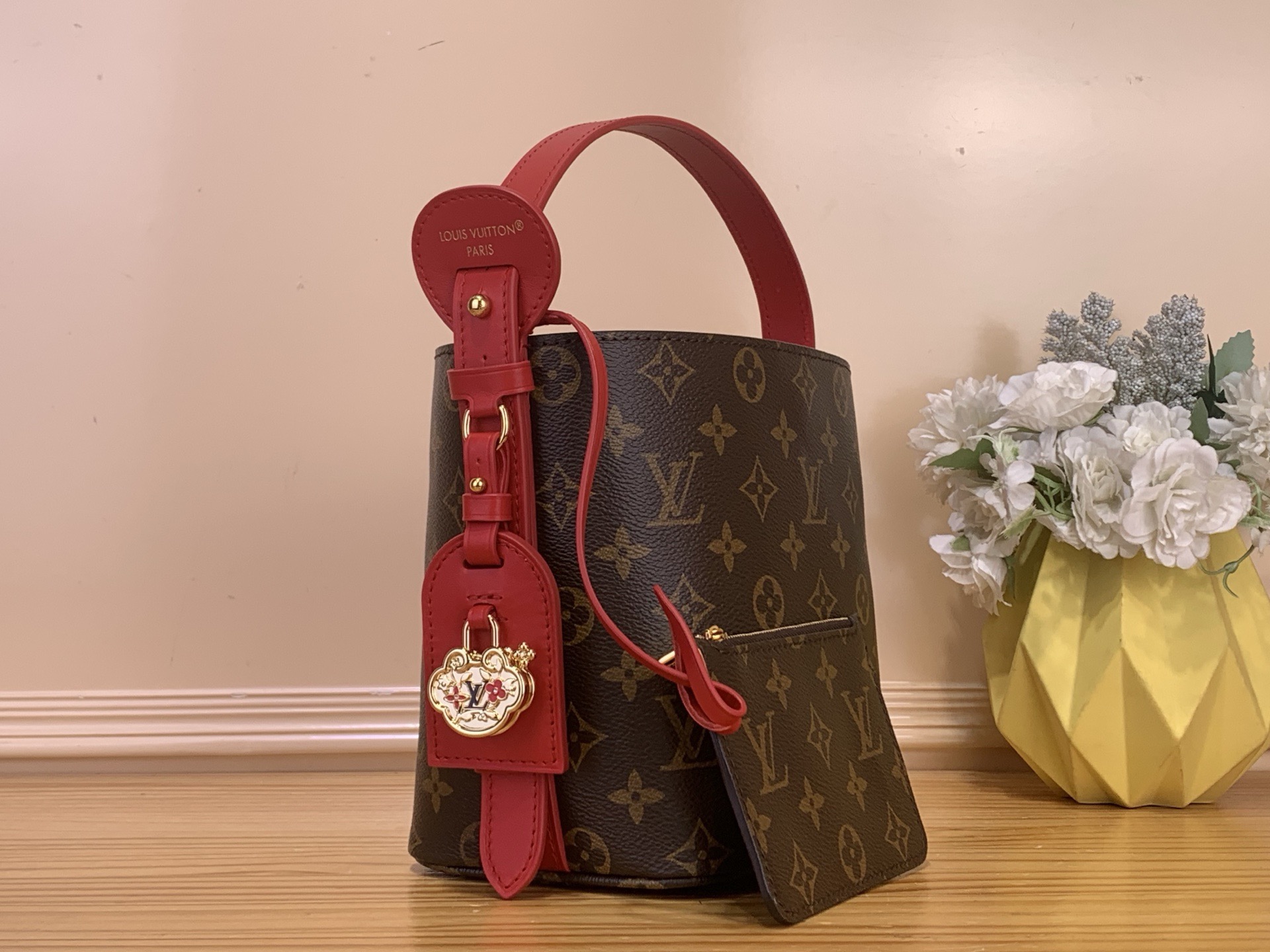 Сумка женская в стиле Louis Vuitton All In BB Monogram с красными акцентами