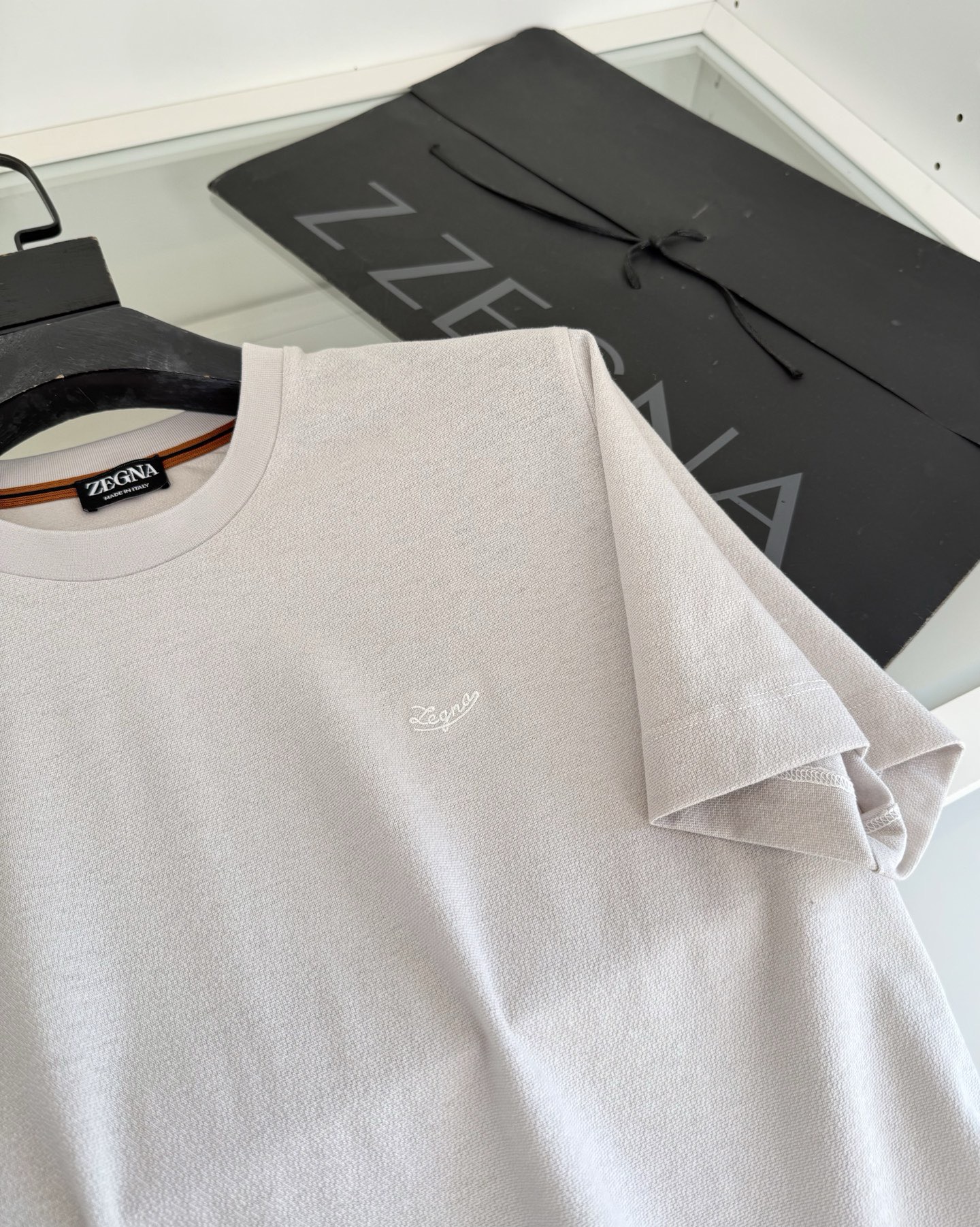 Футболка мужская в стиле Zegna светлого цвета базовая