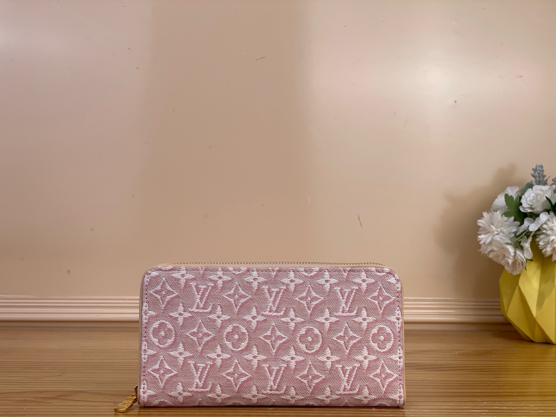 Кошелёк женский Louis Vuitton Zippy розового цвета