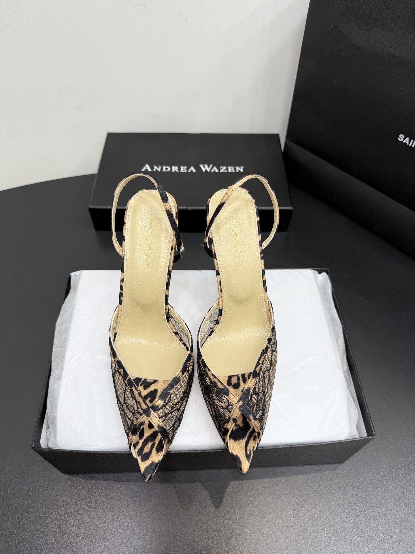 Туфли женские в стиле Andrea Wazen бежево-чёрного цвета