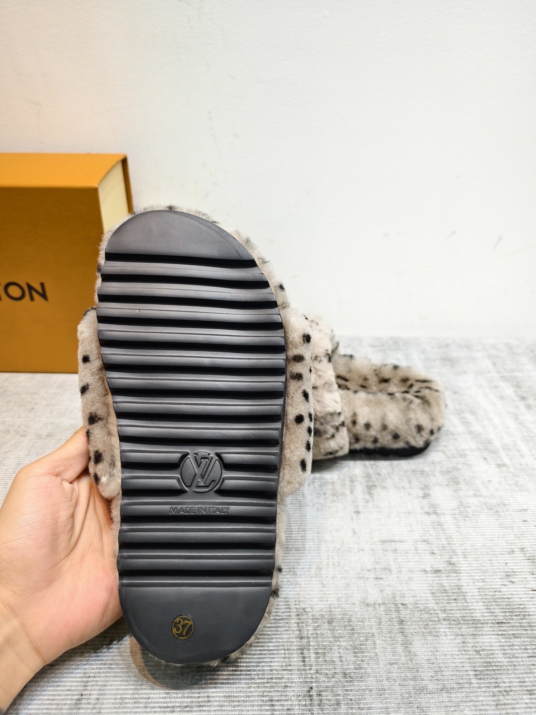 Шлепанцы женские Louis Vuitton бежевого цвета
