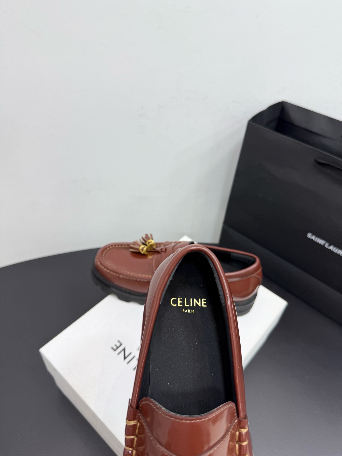 Лоферы женские в стиле Celine Triomphe из натуральной кожи коричневого цвета