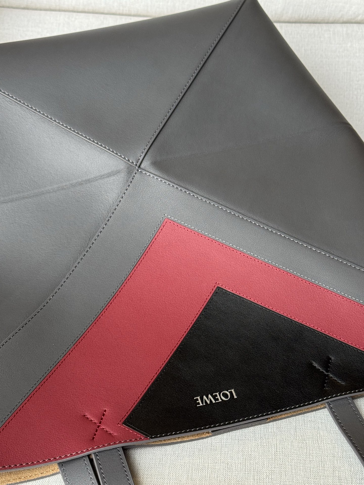 Сумка женская в стиле Loewe Puzzle Fold XL серого цвета с контрастной отделкой