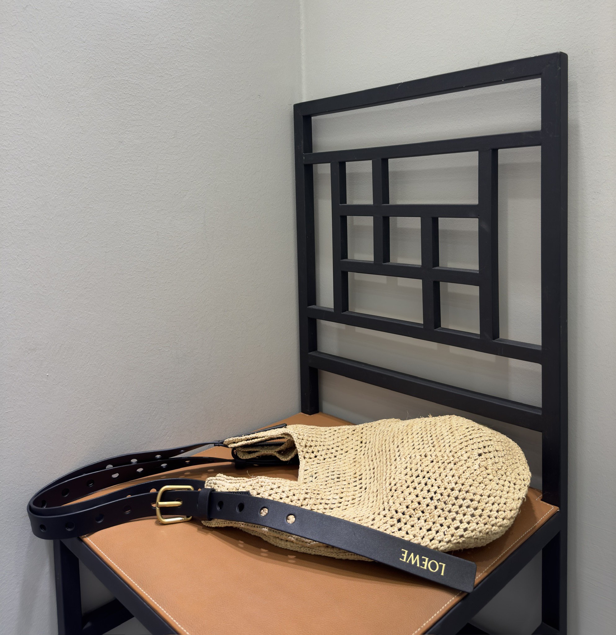 Сумка женская в стиле Loewe  с кожаным ремнём бежевого цвета