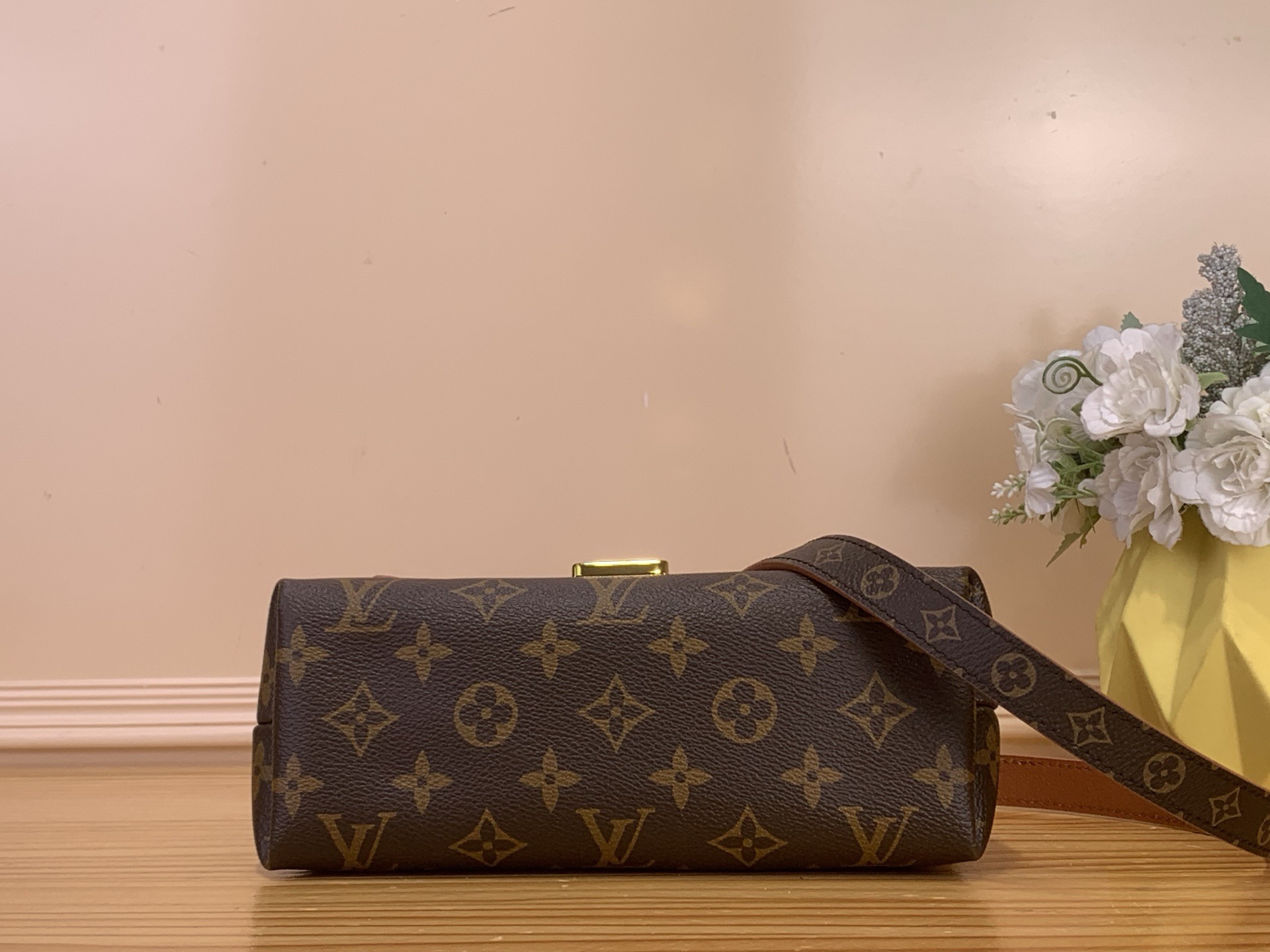 Сумка женская в стиле Louis Vuitton Madeleine BB Monogram с кожаным клапаном