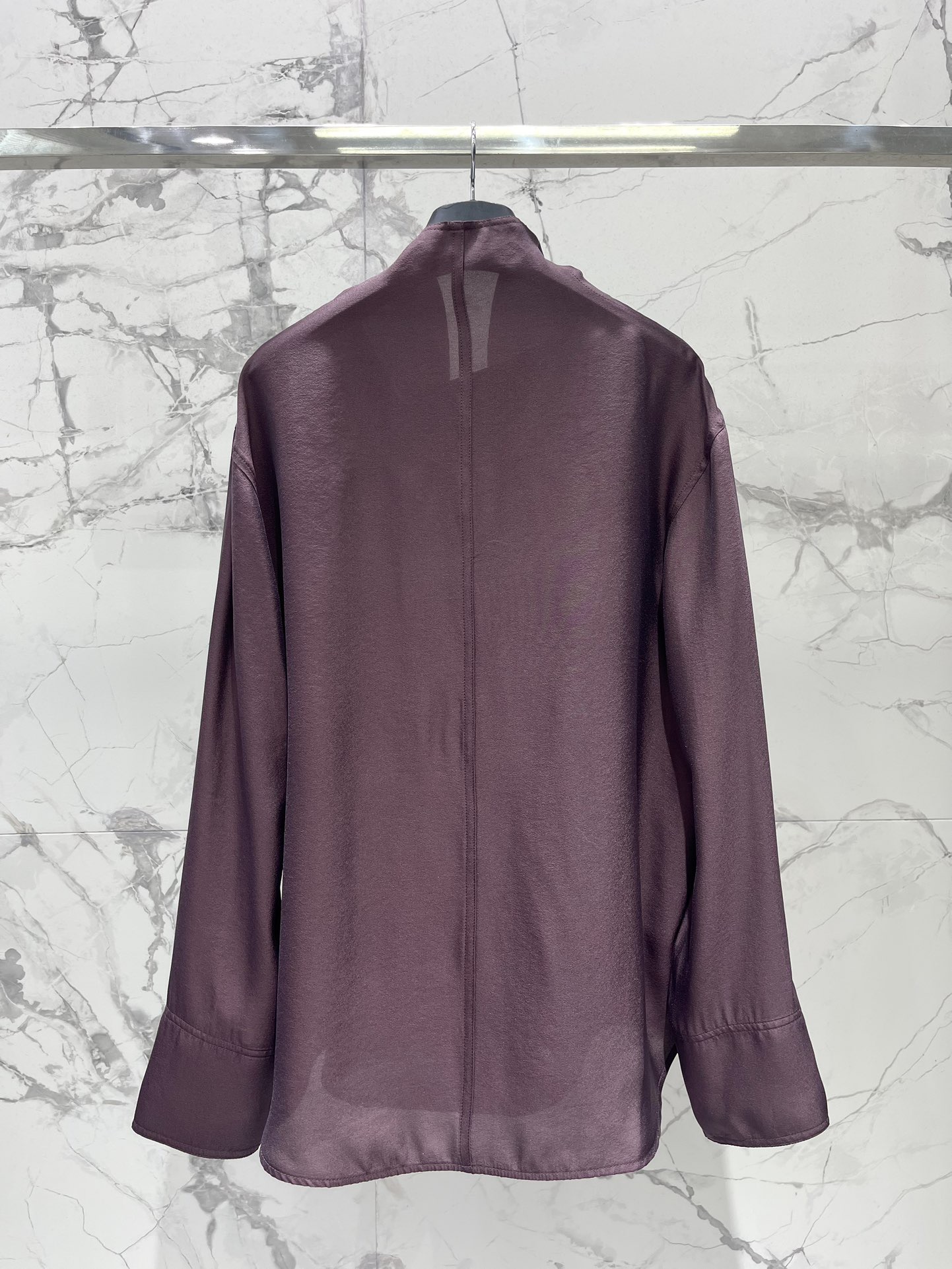 Блуза женская в стиле Balmain из гладкого текстиля сливового цвета с драпированным воротником