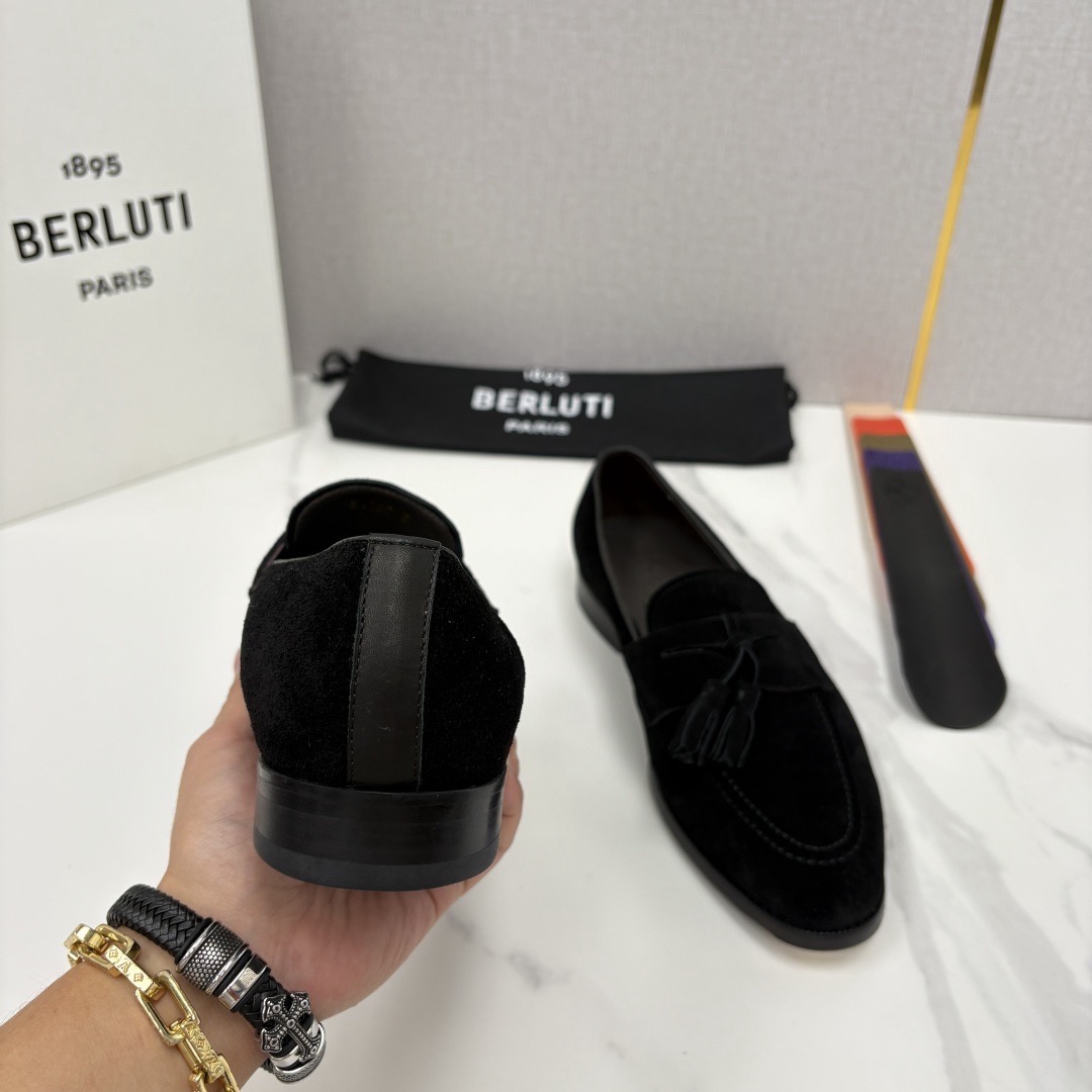 Лоферы мужские в стиле Berluti Lorenzo из натуральной замши черного цвета