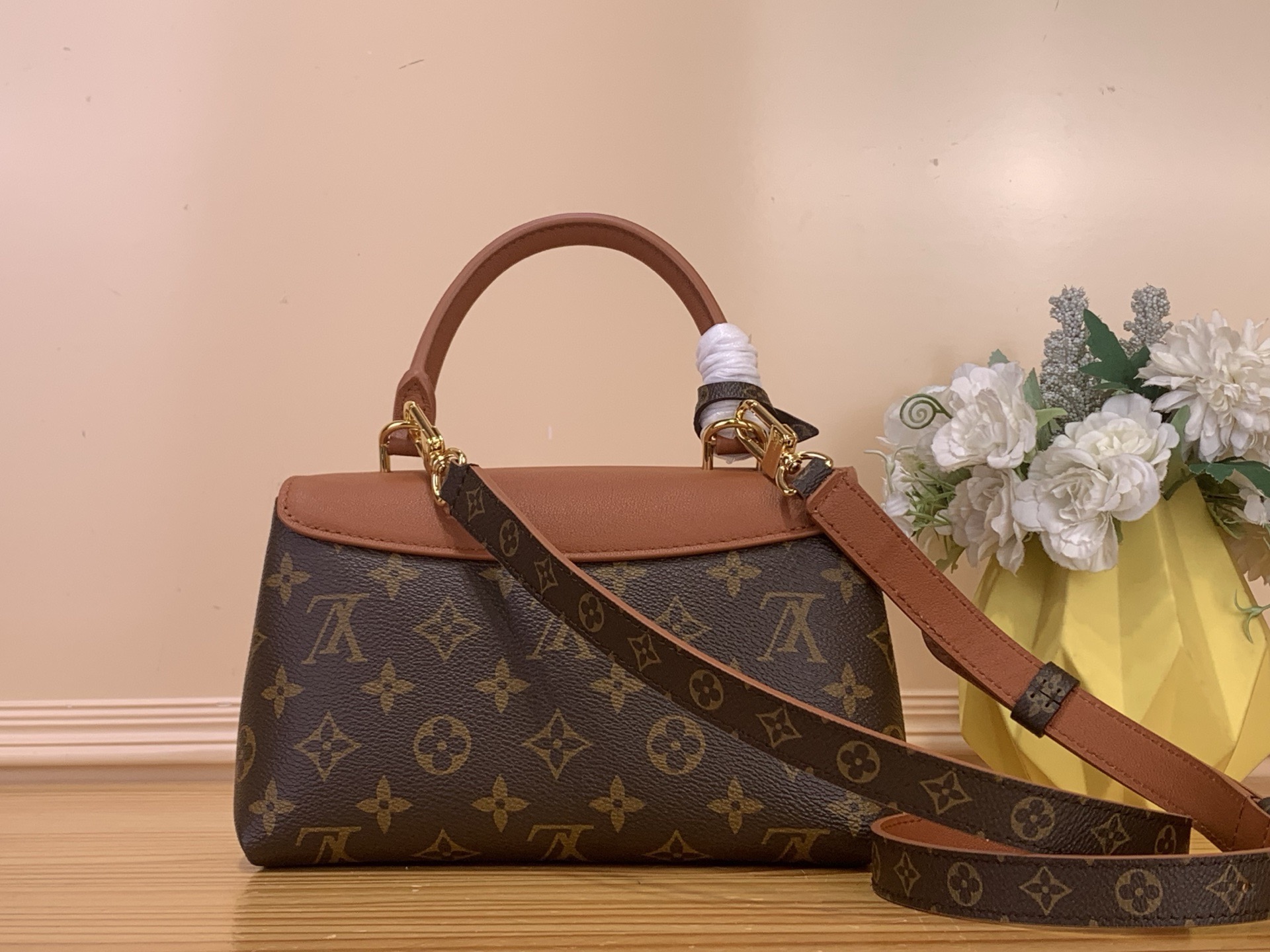 Сумка женская в стиле Louis Vuitton Madeleine BB Monogram с кожаным клапаном