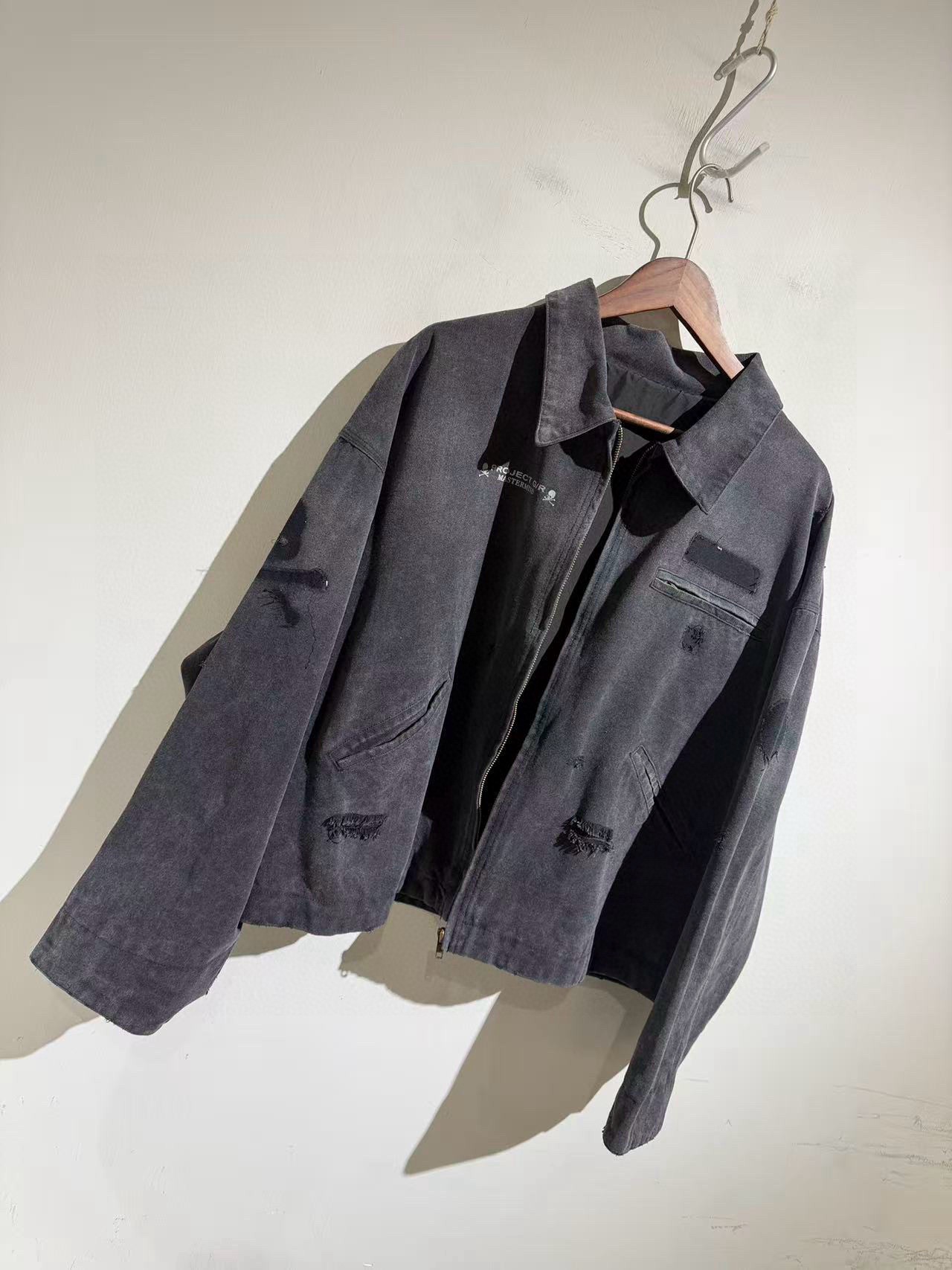 Куртка унисекс в стиле Project G/R x MMJ из плотного канваса чёрного цвета с эффектом состаривания