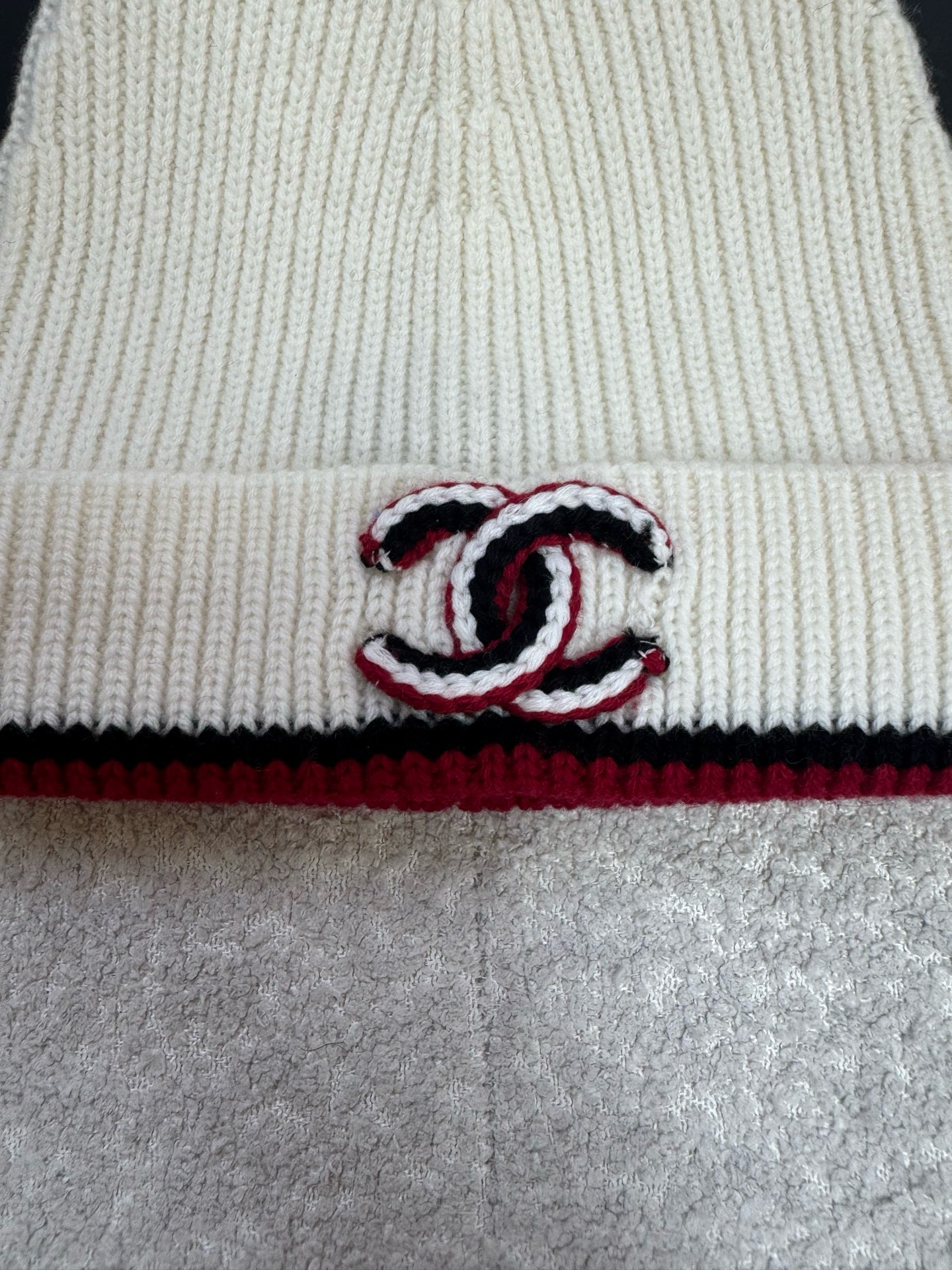Шапка женская Chanel белого цвета с вышитым логотипом