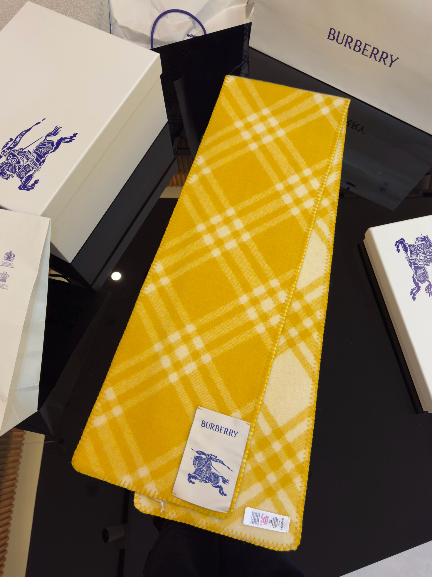 Шарф унисекс в стиле Burberry двусторонний из мягкой шерсти с диагональной клеткой жёлтого  цвета