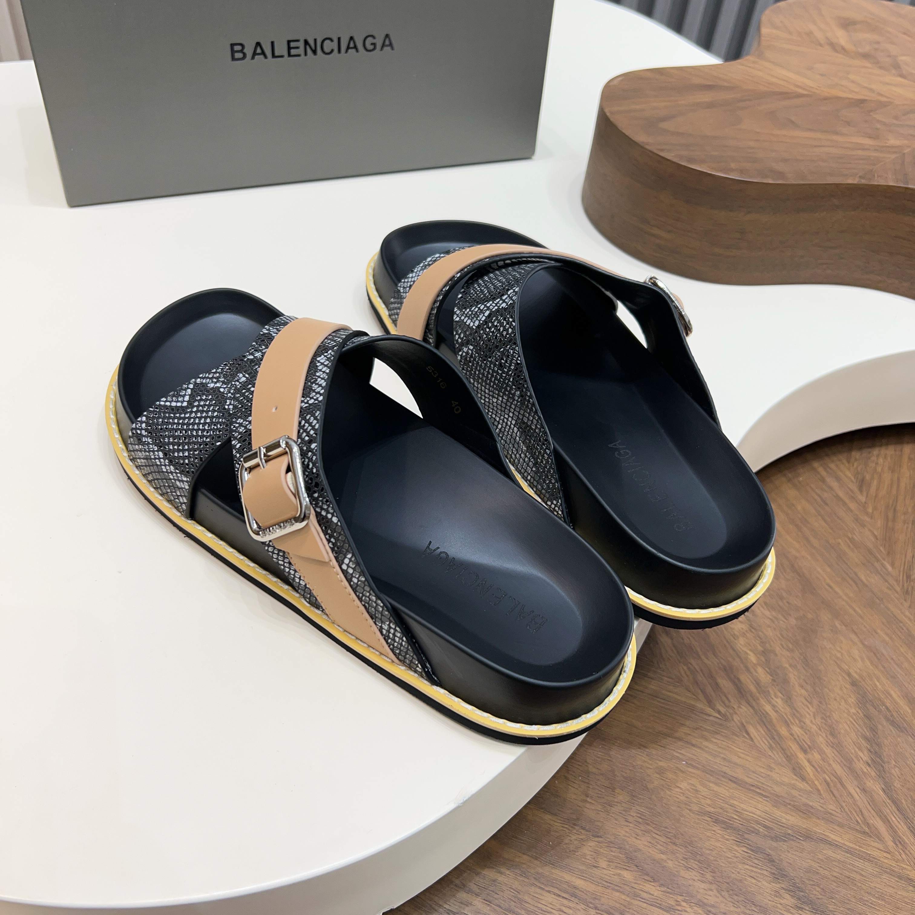 Сандалии мужские в стиле Balenciaga черного цвета