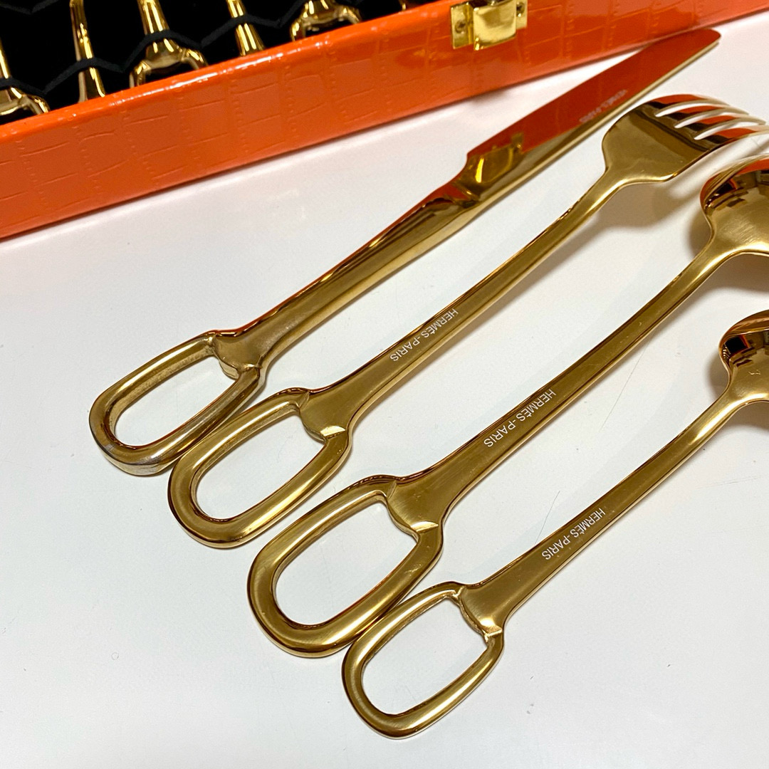 Набор столовых приборов Hermès золотого цвета с декоративными ручками в подарочном кейсе (24 предмета)