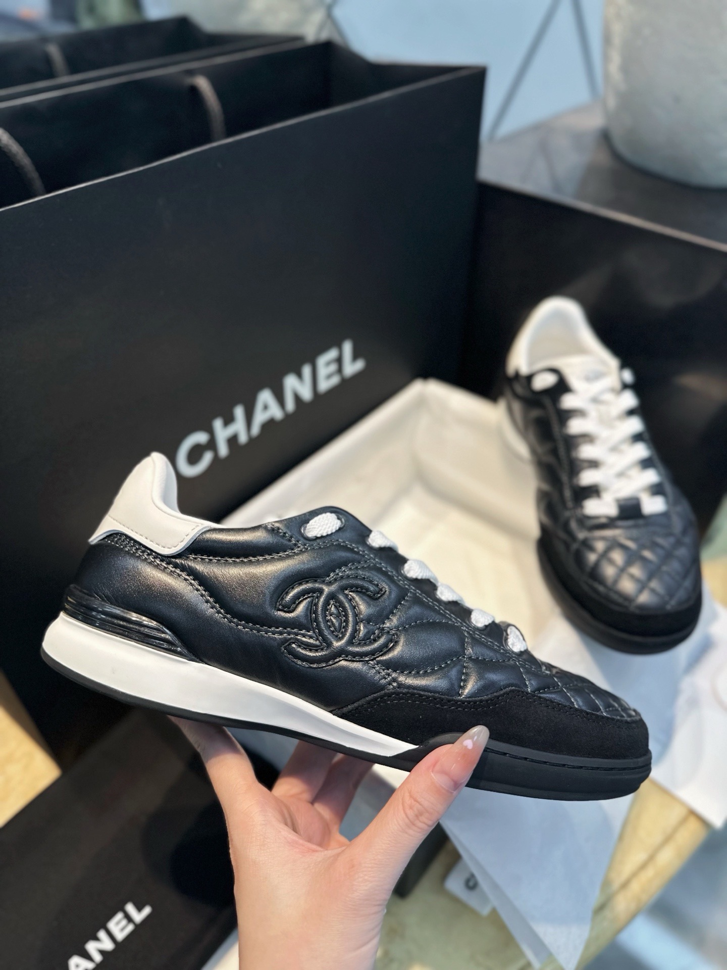 Кроссовки Chanel черного цвета с белыми вставками